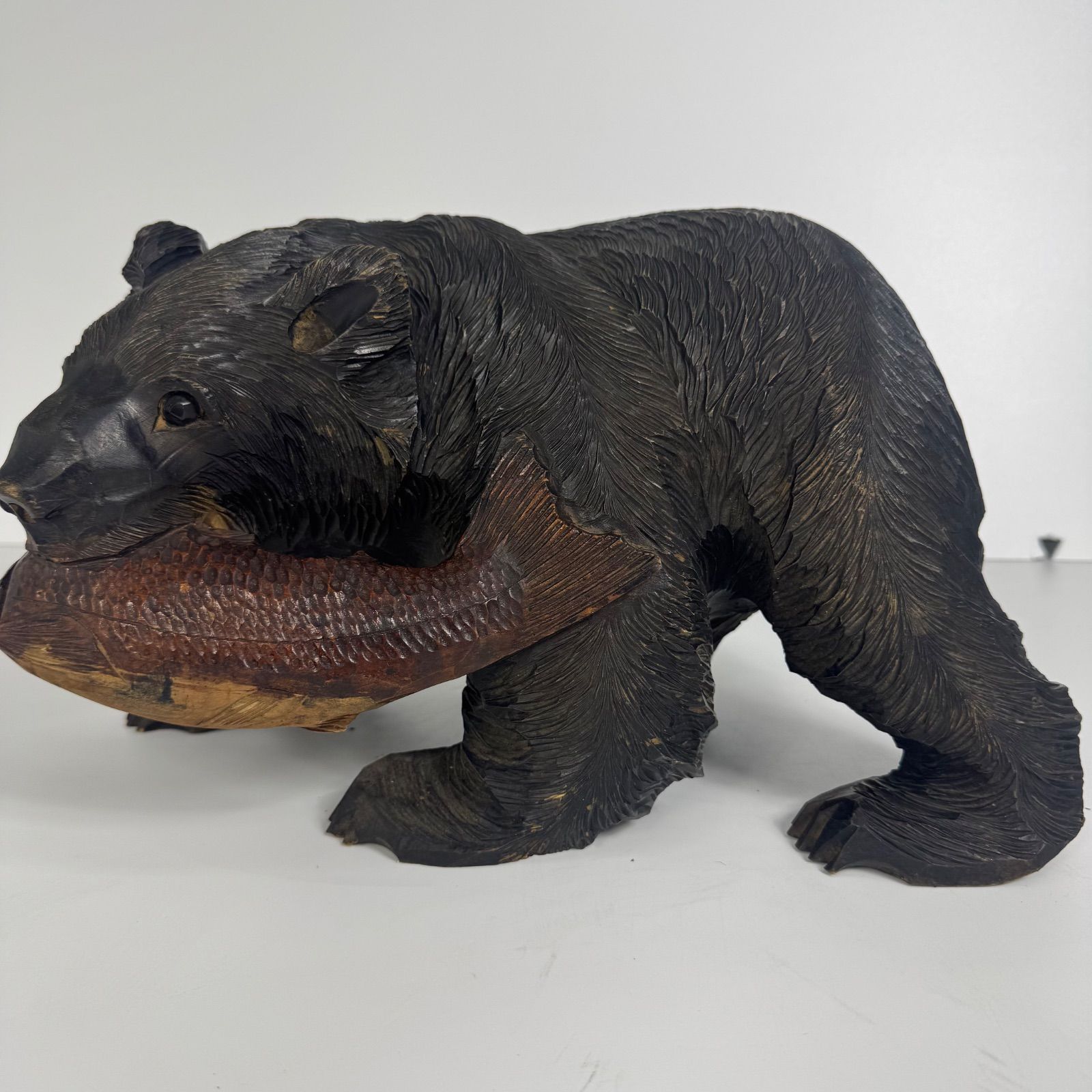 北海道伝統工芸 木彫りの熊 鮭くわえ彫刻 作家銘あり 彫刻アート 置物 インテリア 民芸品 工芸品 かわいい