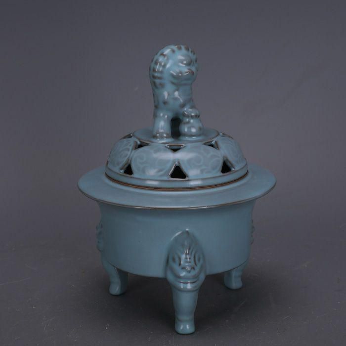 汝窯鉄胎青釉彫り彫り三本足香炉 景徳鎮 陶磁器 装飾品 現代工芸