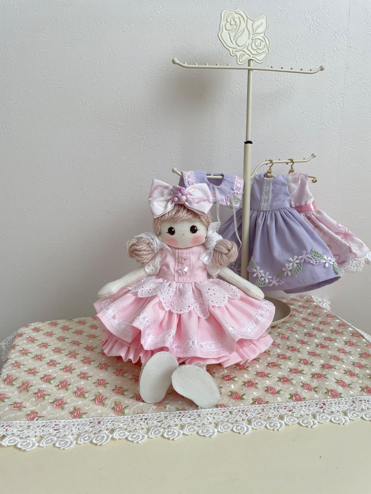 カントリードール♡ハンドメイド♡お人形♡ピンク花柄♡ カントリードール♡ハンドメイドドール♡手作り人形 - メルカリ