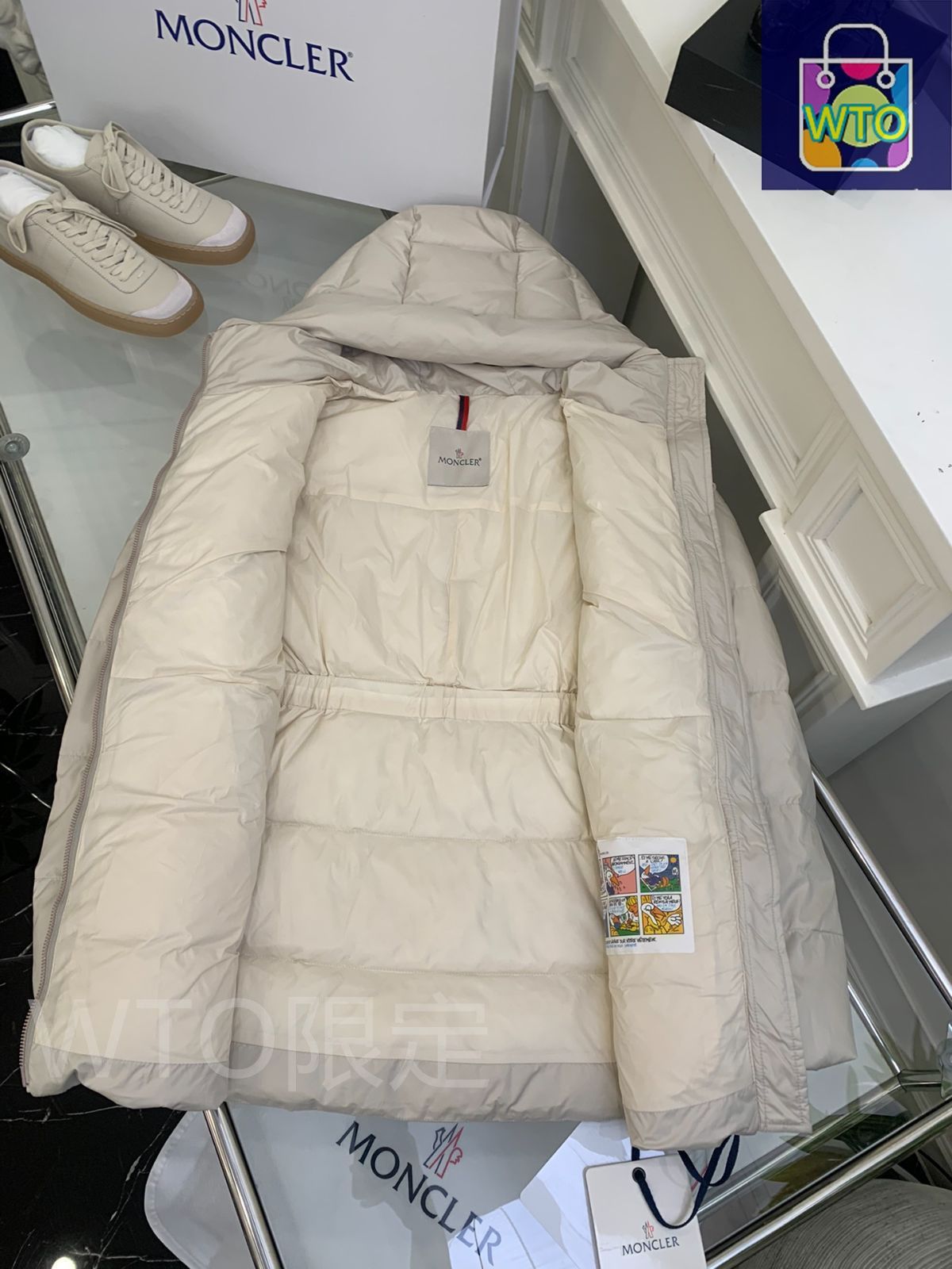 新品 正規品 モンクレール ベージュ チノパン V字型バックポケット 48 MONCLERモンクレール ベージュグレーのフード付きv縫い糸