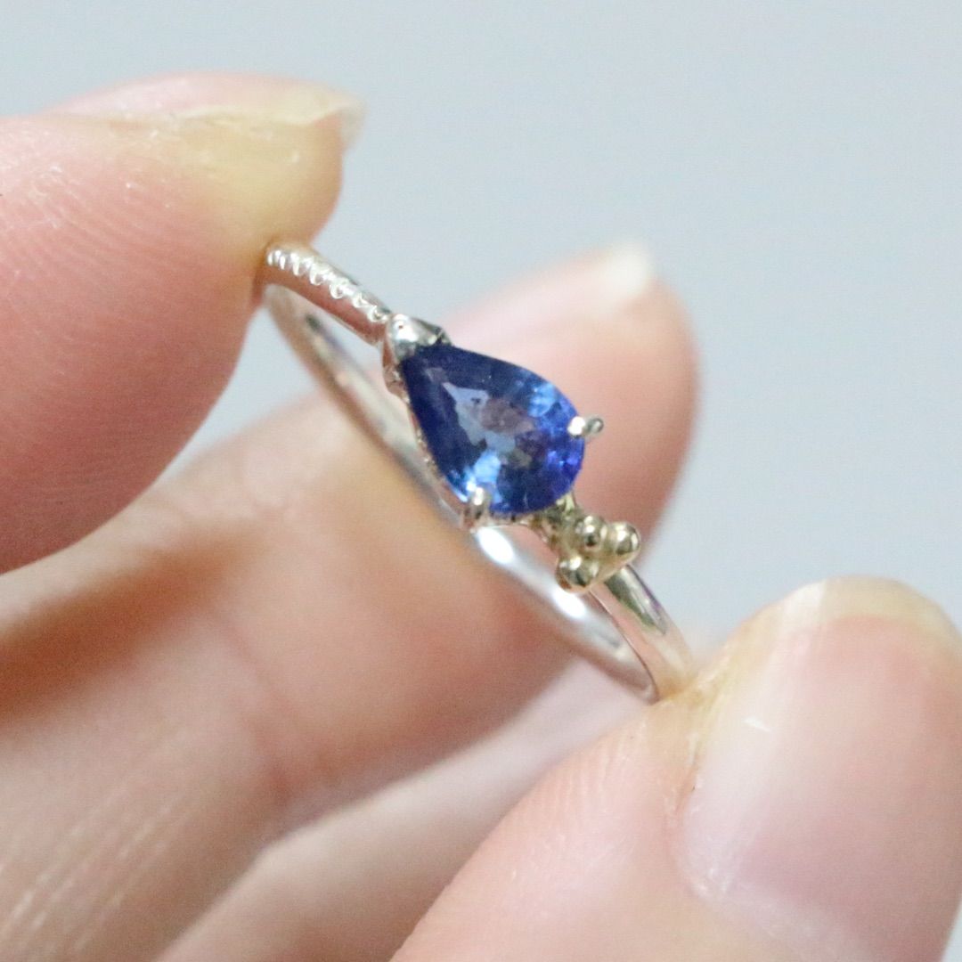 ペアシェイプのブルーサファイアK10粒々アシメミル打ちシルバーリング約9.5号 ペアシェイプのブルーサファイアK10粒々アシメミル打ちシルバー