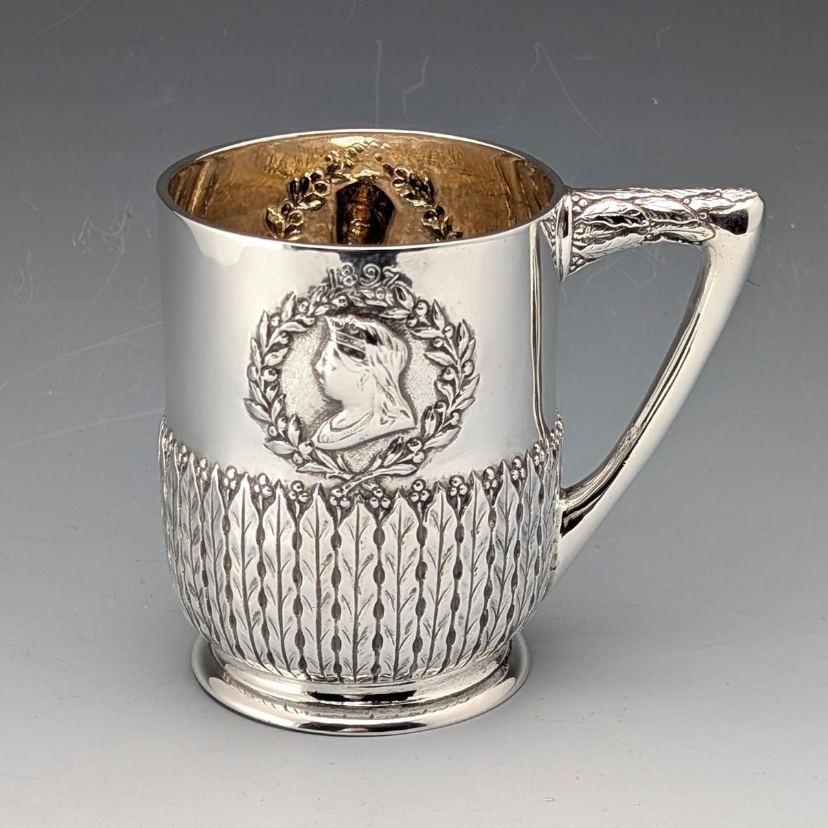 1896年 英国ヴィクトリア女王 ダイヤモンドジュビリー 純銀製マグカップ 161g Frederick Augustus Burridge 1896年 英国ヴィクトリア女王 ダイヤモンドジュビリー 純銀製