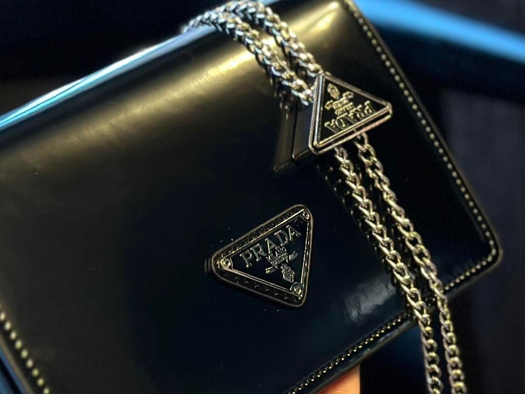 【極美品】【未使用級】PRADA プラダ　ブラック ショルダーバッグ スタッズ PRADAプラダの超美しいブラックショルダーバッグ｜本日限定特価