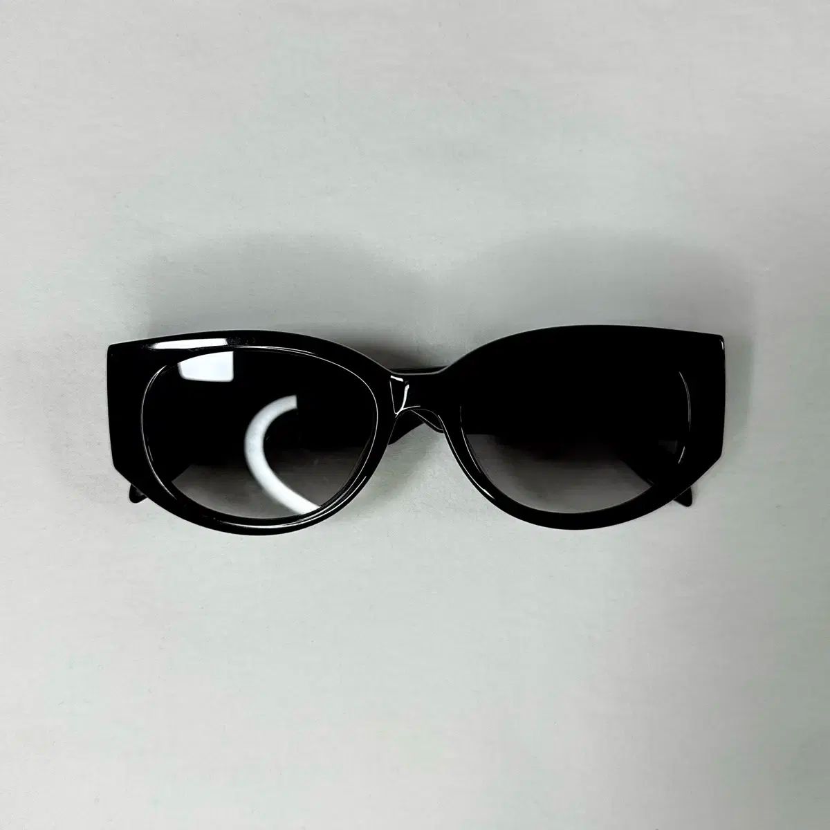 アレキサンダー マックイーン グラフィティ 黒 サングラス