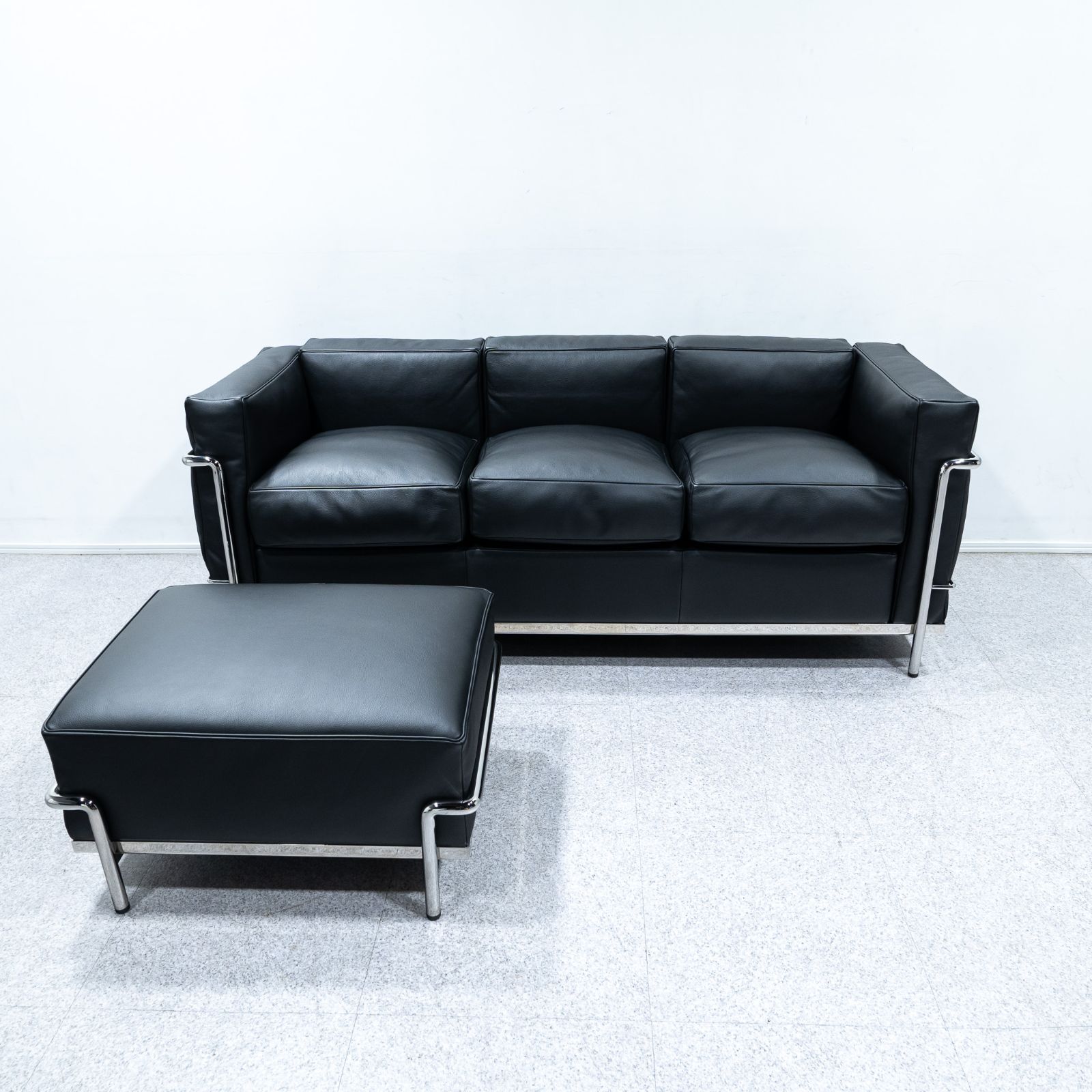 中古品】Cassina カッシーナ LC 2 FAUTEUIL GRAND CONFORT オットマン フォートゥイユ グランコンフォール 3人掛け ソファ レザー ブラック ル・コルビュジエ 定価261万 - メルカリ