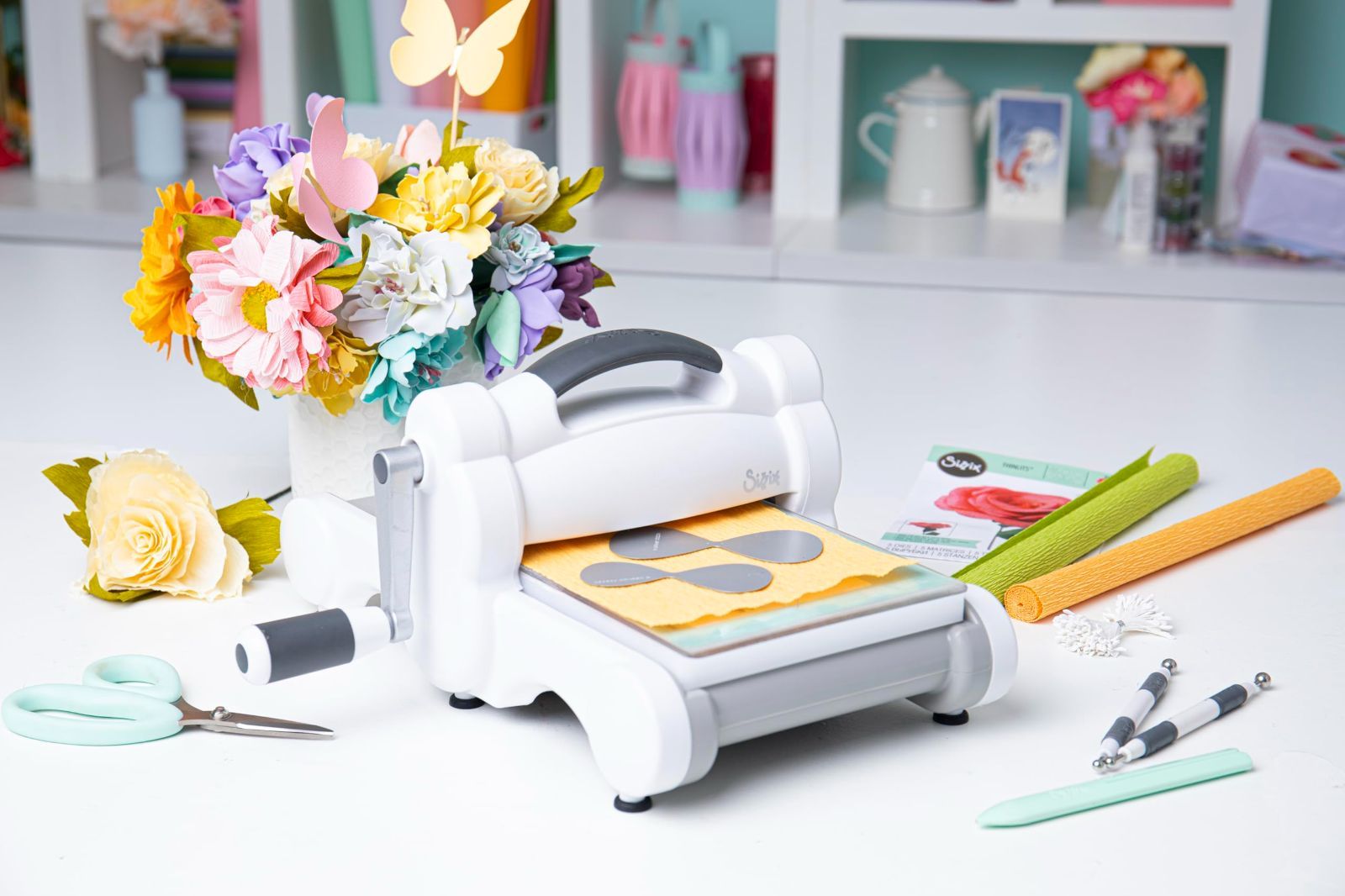 Sizzix ビッグショット ダイカットマシン カッティングマシン スクラップブッキング 型抜き エンボス加工 カード作り シジックス Bigshot  (ホワイト&グレー) 【日本正規品】 - メルカリ