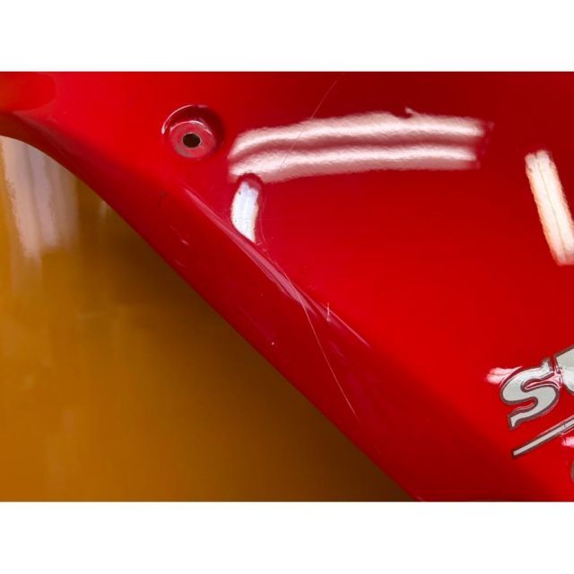 繰り返しのある 74763 Ducati ドゥカティ ドカティ900SL 900SS 純正サイドカウル アンダー フロント 赤 ひび割れあり