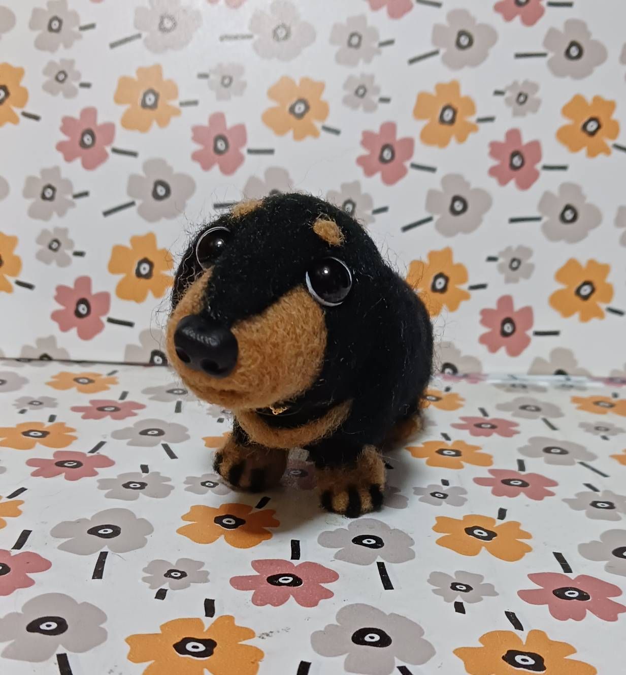 羊毛フェルト 大きめダックスフンド20cm 餌付き - メルカリ