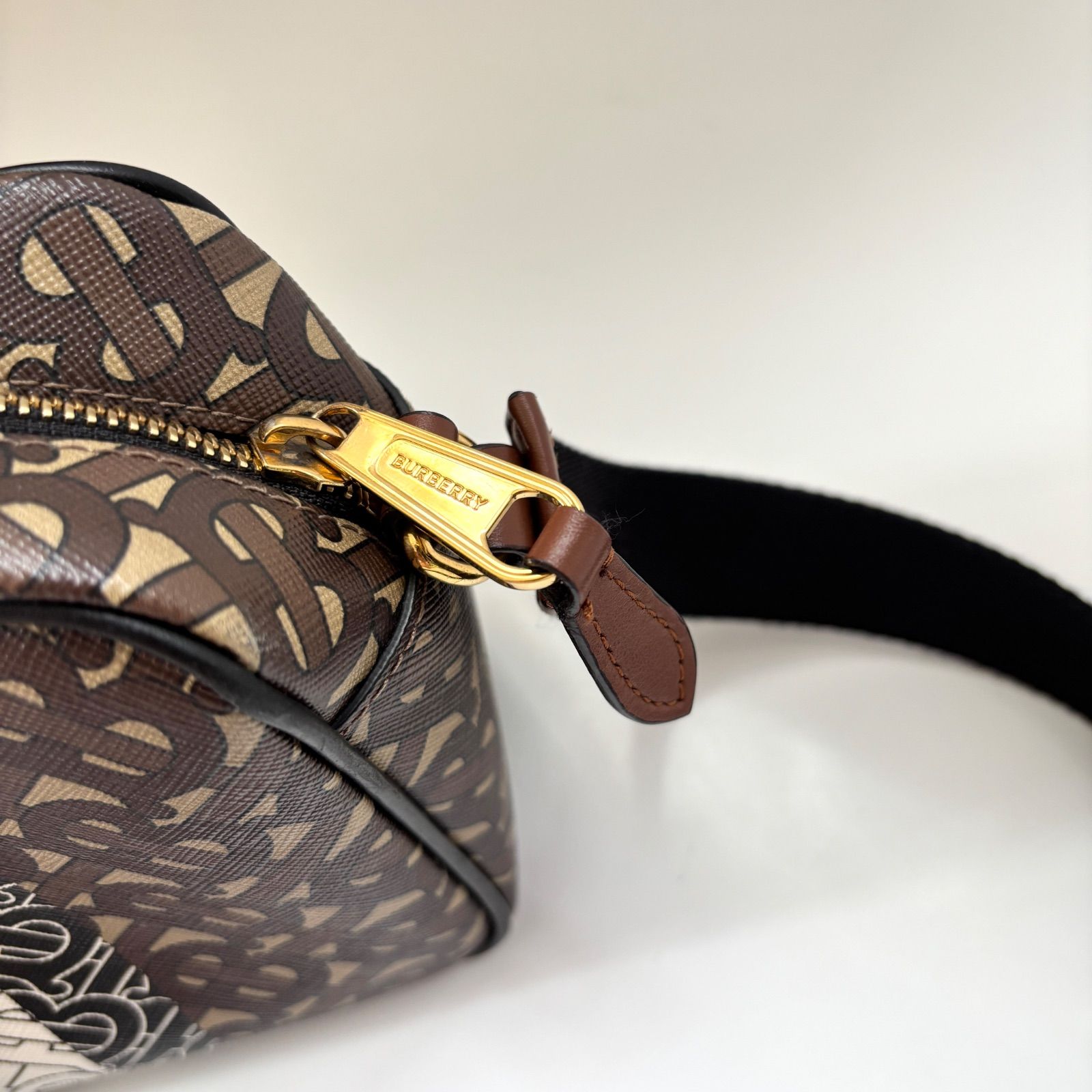 美品 BURBERRY TBロゴ ショルダーバッグ クロズボディ レザー 保存袋 保存袋付き 美品 BURBERRY バーバリー 現行 TBロゴ ショルダー