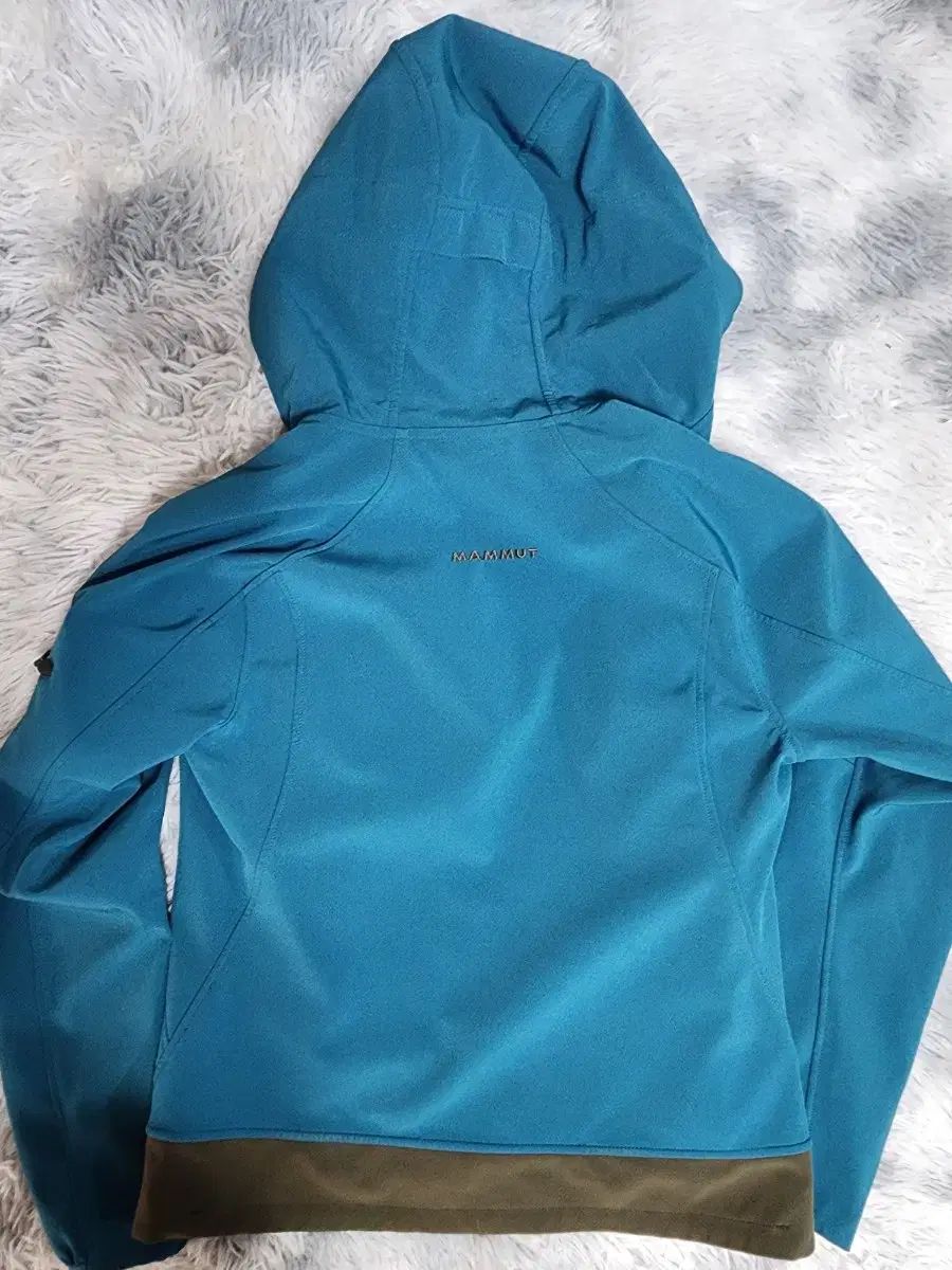 マムート ソフトシェル フード ジャケット ブルー