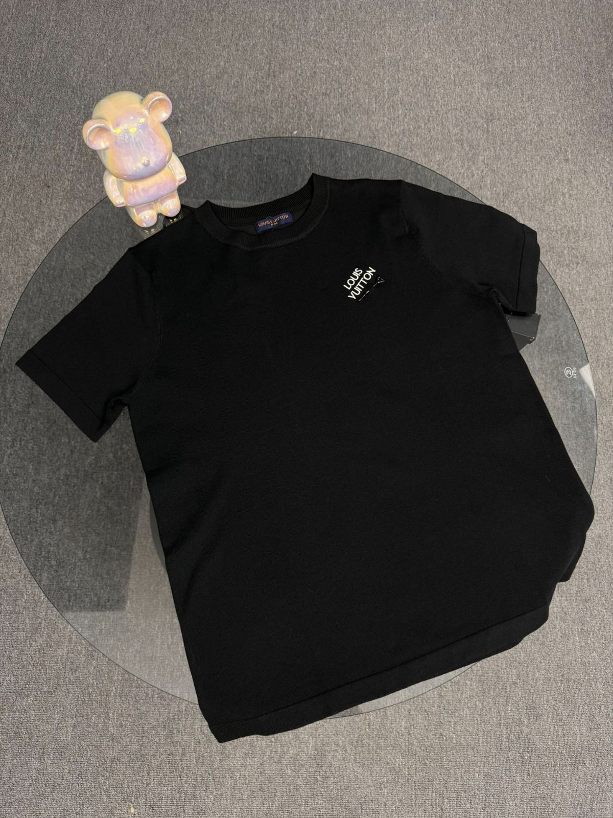 【25SS ユニークでクール /黒】Louis Vuitton ニットTシャツ 今日特価】Louis Vuitton 25SS ピンデザイン ニット 円領 T