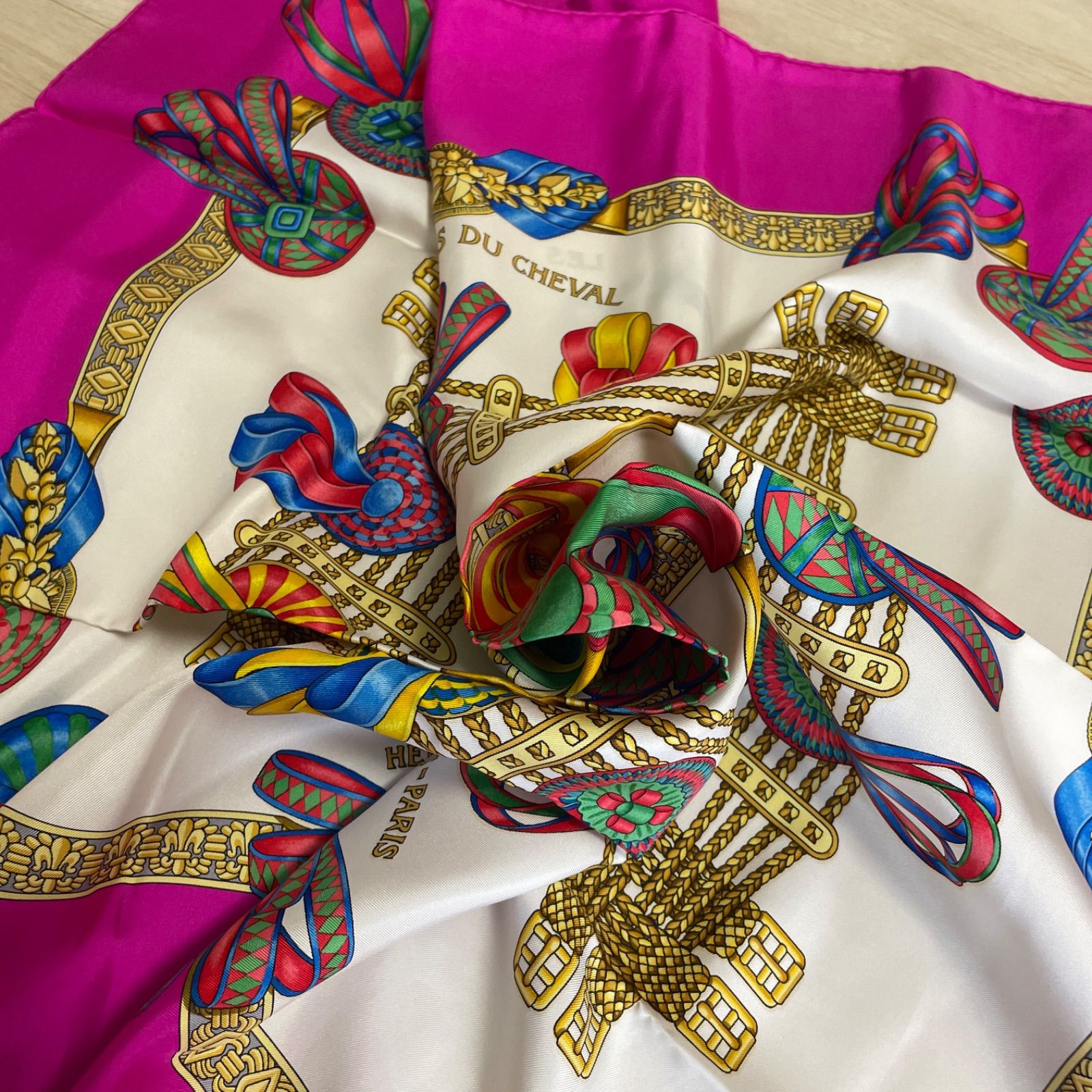 HERMES カレ90 GLES PUBANS DU CHEVAL 新品、未使用 HERMES エルメス大判シルクスカーフ カレ90 GLES PUBANS DU CHEVAL