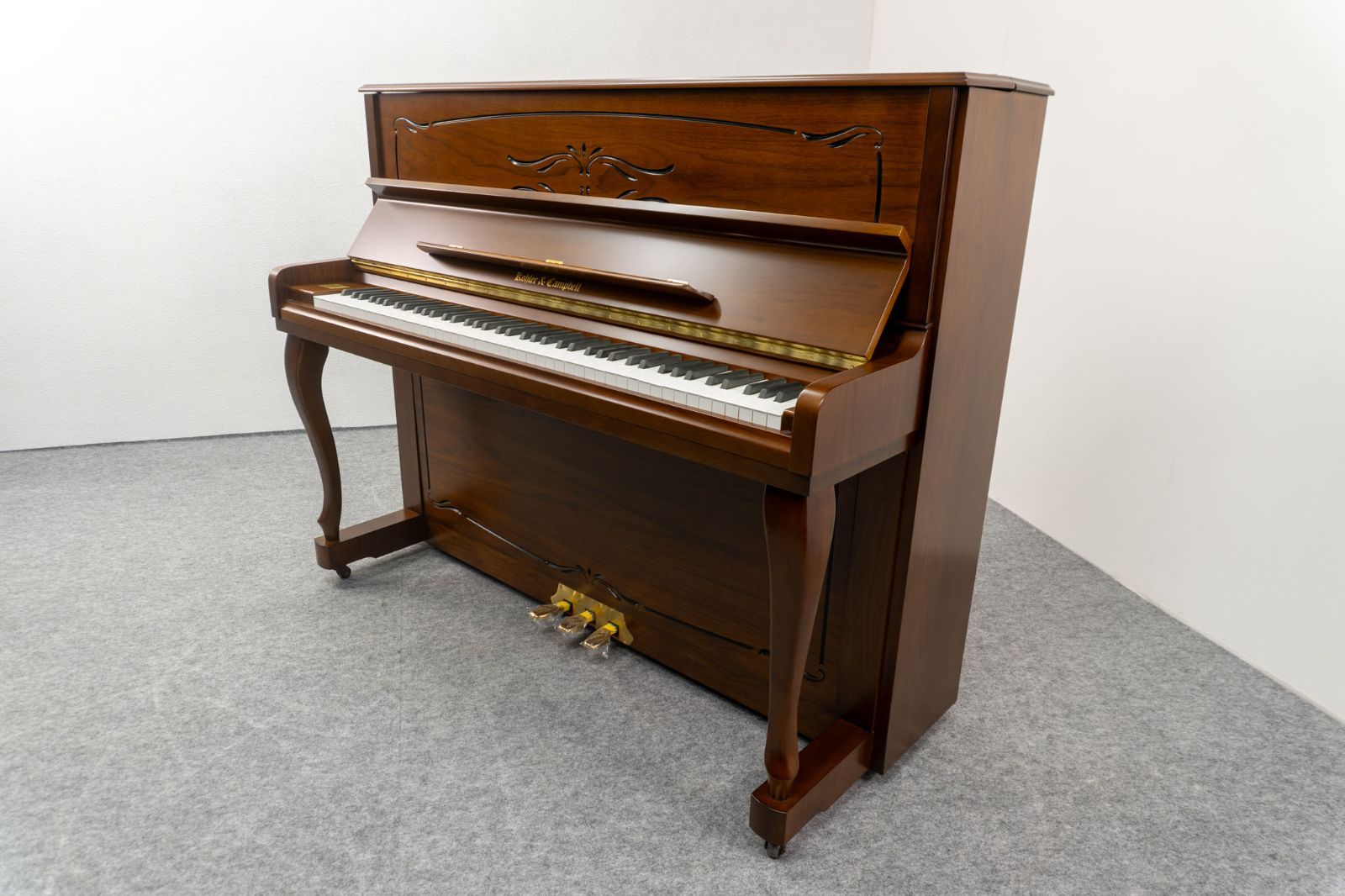 Kohler - Campbell SU-520C｜木目調 彫刻デザイン｜ウォールナット艶消し仕上げ｜ 椅子付き アップライトピアノ