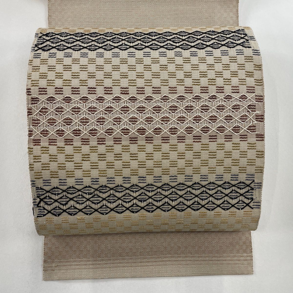 C9 美品 夏物 羅 幾何学模様 ベージュ 正絹 六通 名古屋帯 松葉仕立て 名古屋帯 美品 名品 八寸名古屋帯 松葉仕立て 幾何学模様