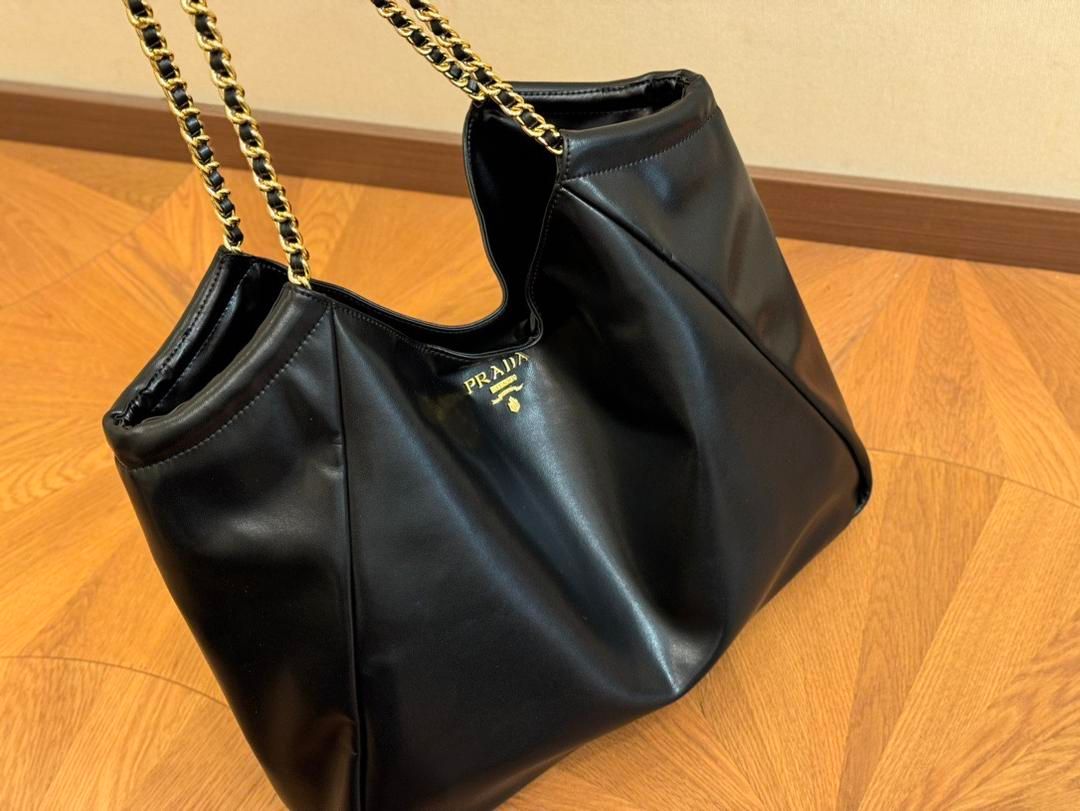 PRADAプラダの非常に質感のあるブラックショルダーバッグ