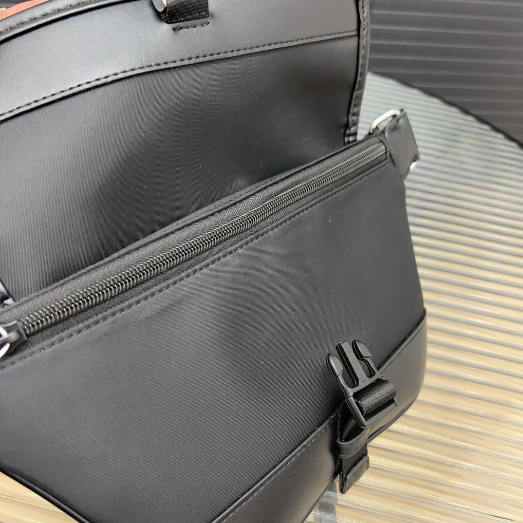 新品未使用 PRADA プラダ ショルダーバッグ ハンドバッグ ウエストポーチ 27x 16 cm