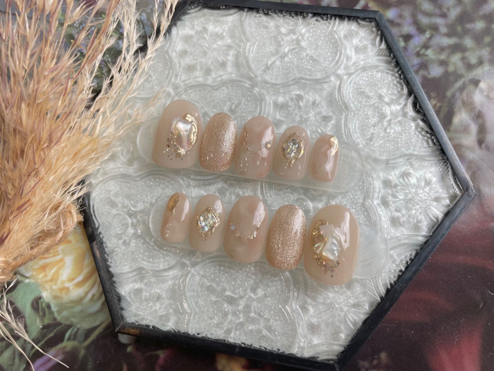 ネイルチップ　マグネットネイル　ニュアンスネイル　シェルネイル マグネットネイルとっても人気❤️ ・ ・ ・ ・ 角度で光り方と