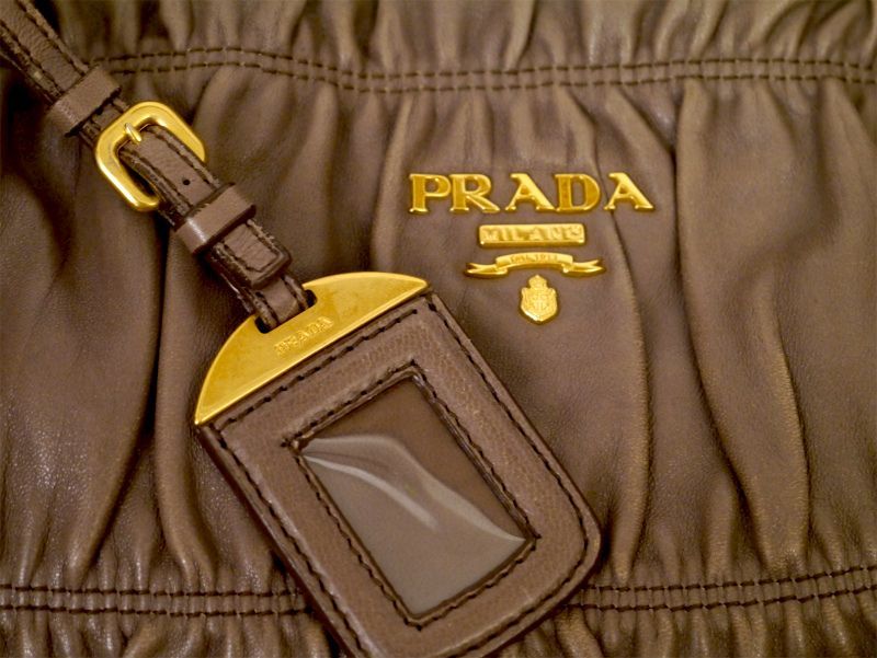 柄デザイン無地◆PRADA プラダ A4対応 ギャザーデザイン ナッパレザー トート バッグ