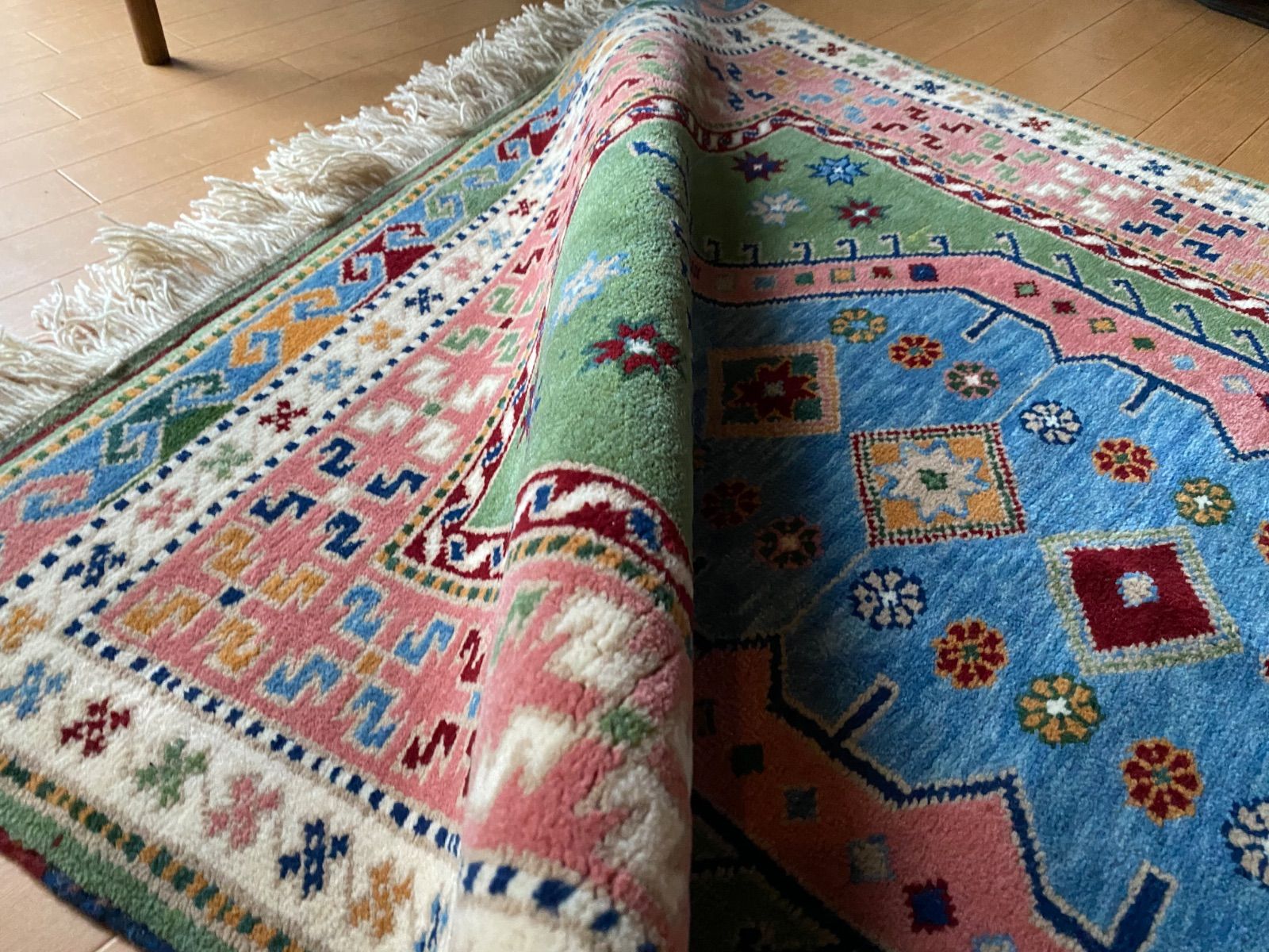 初めてのトルコ絨毯にもお勧め どんな家具にも合うエーゲ海沿いユントダ―のふわふわ絨毯