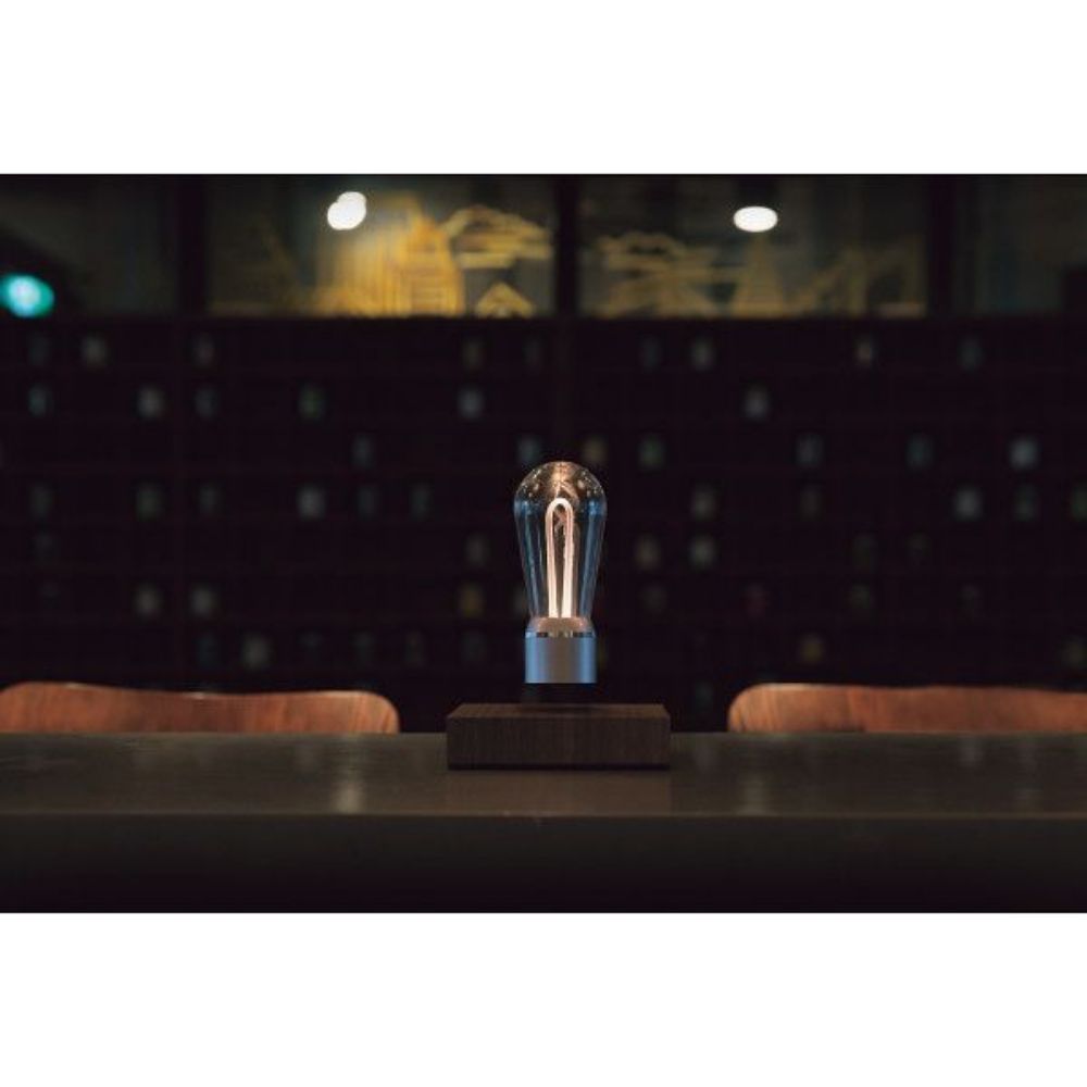 空中に浮くライト