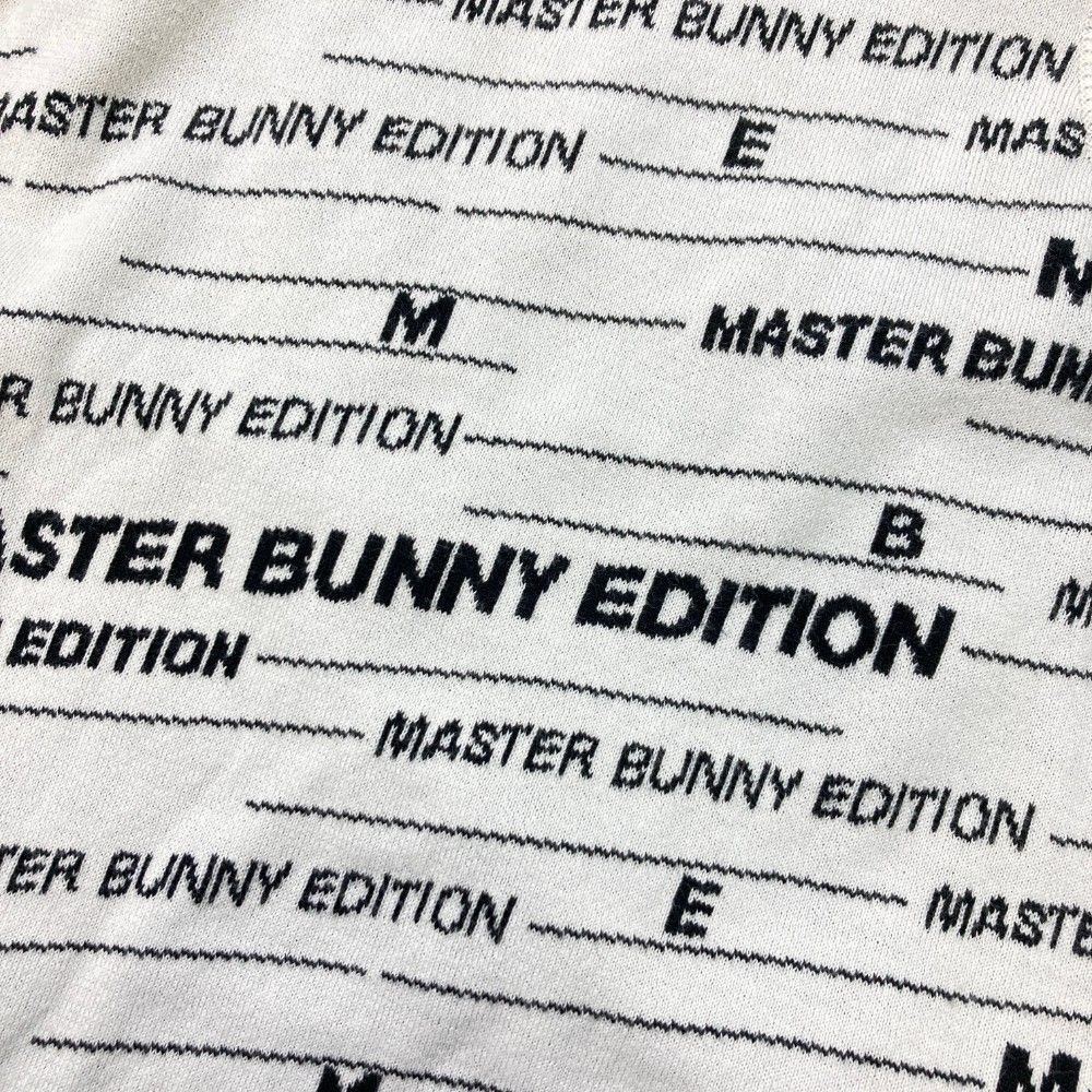 サイズ：5 MASTER BUNNY EDITION マスターバニーエディション  Vネック ニットベスト ロゴ総柄 ホワイト系 [240101422916] ゴルフウェア メンズ ストスト サイズ：5 MASTER BUNNY EDITION マスターバニーエディション V