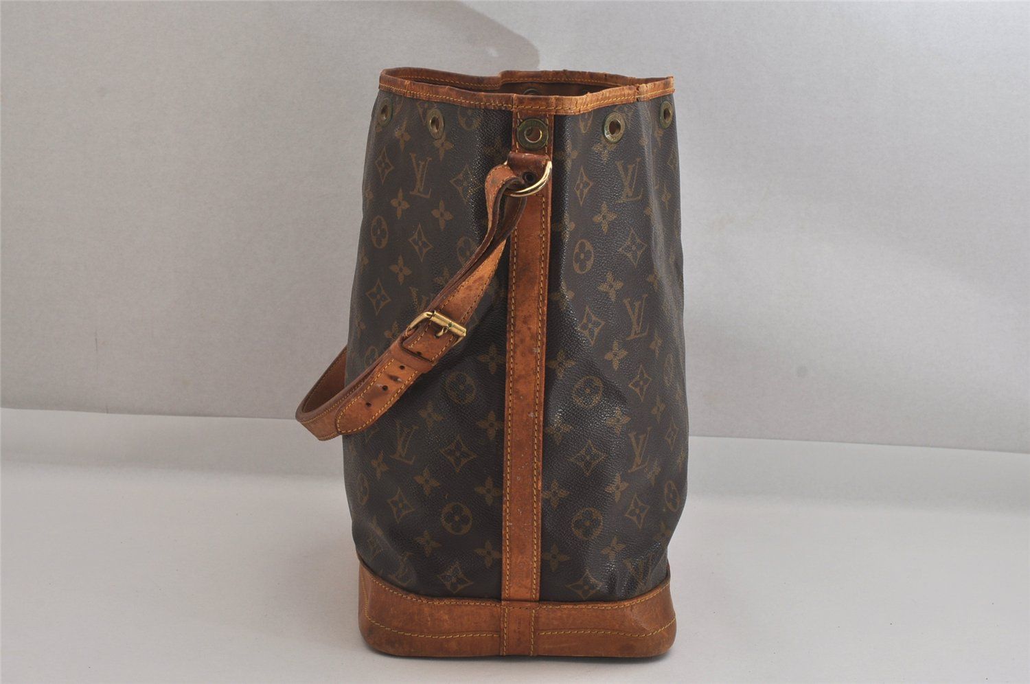 LOUIS VUITTON モノグラム ノエ ショルダーバッグ 巾着 LOUIS VUITTON ルイヴィトン モノグラム ノエ ショルダー巾着型