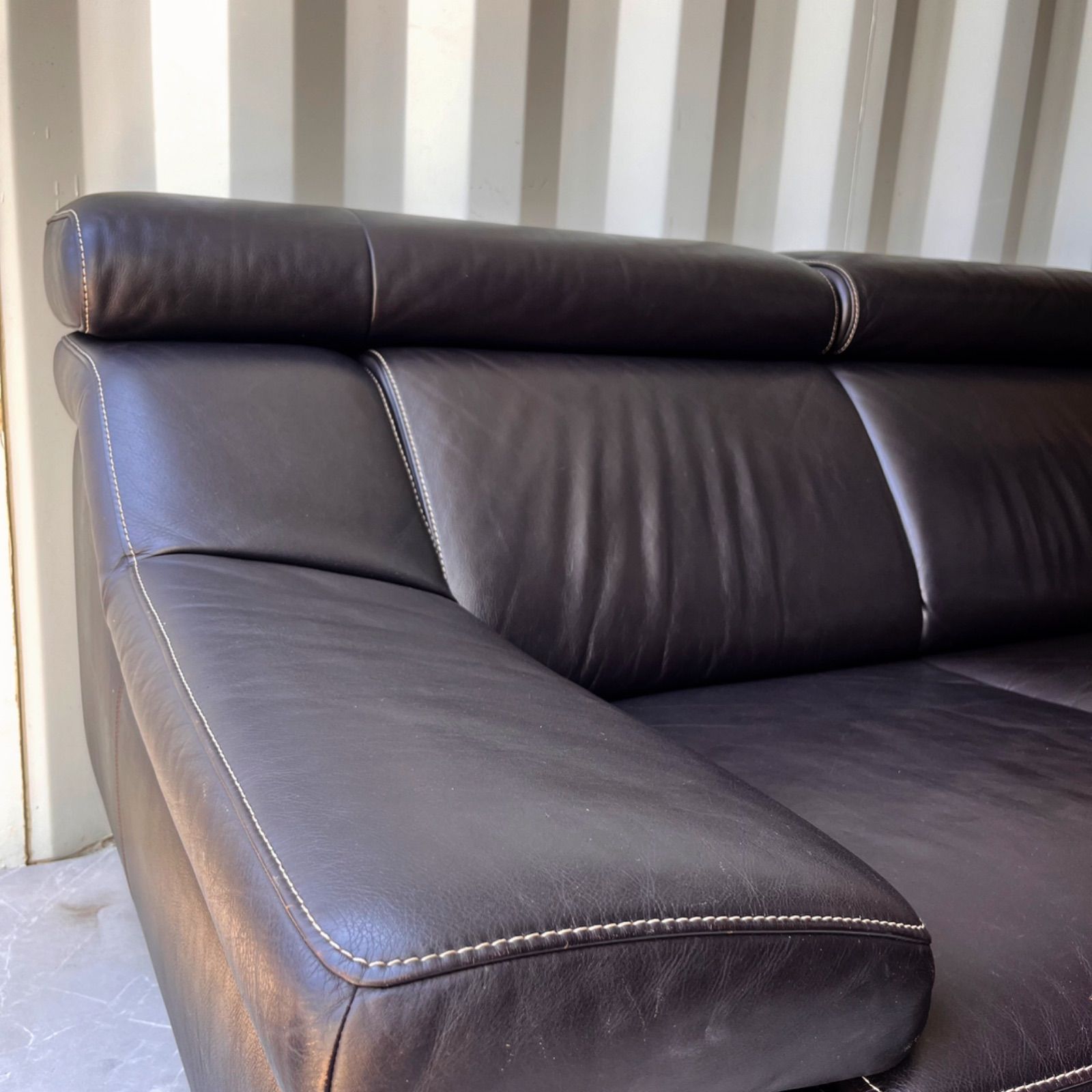 取付無料！カリモク家具 ZU53 本革ショコラブラウンカウチソファ・オットマン✨ 取付無料！カリモク家具 ZU53 本革ショコラブラウンカウチソファ