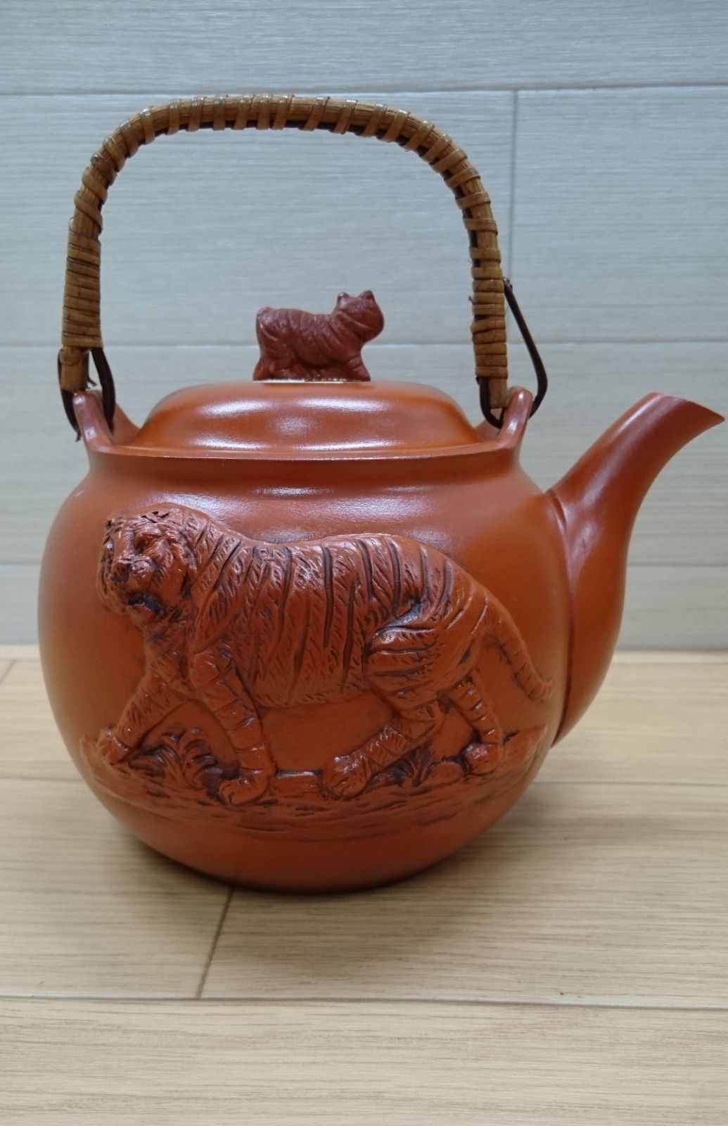 未使用 常滑焼 急須のオブジェ 陶芸 置物 インテリア お値下げしました】常滑焼 急須 虎 福彫り 縁起物 インテリアに