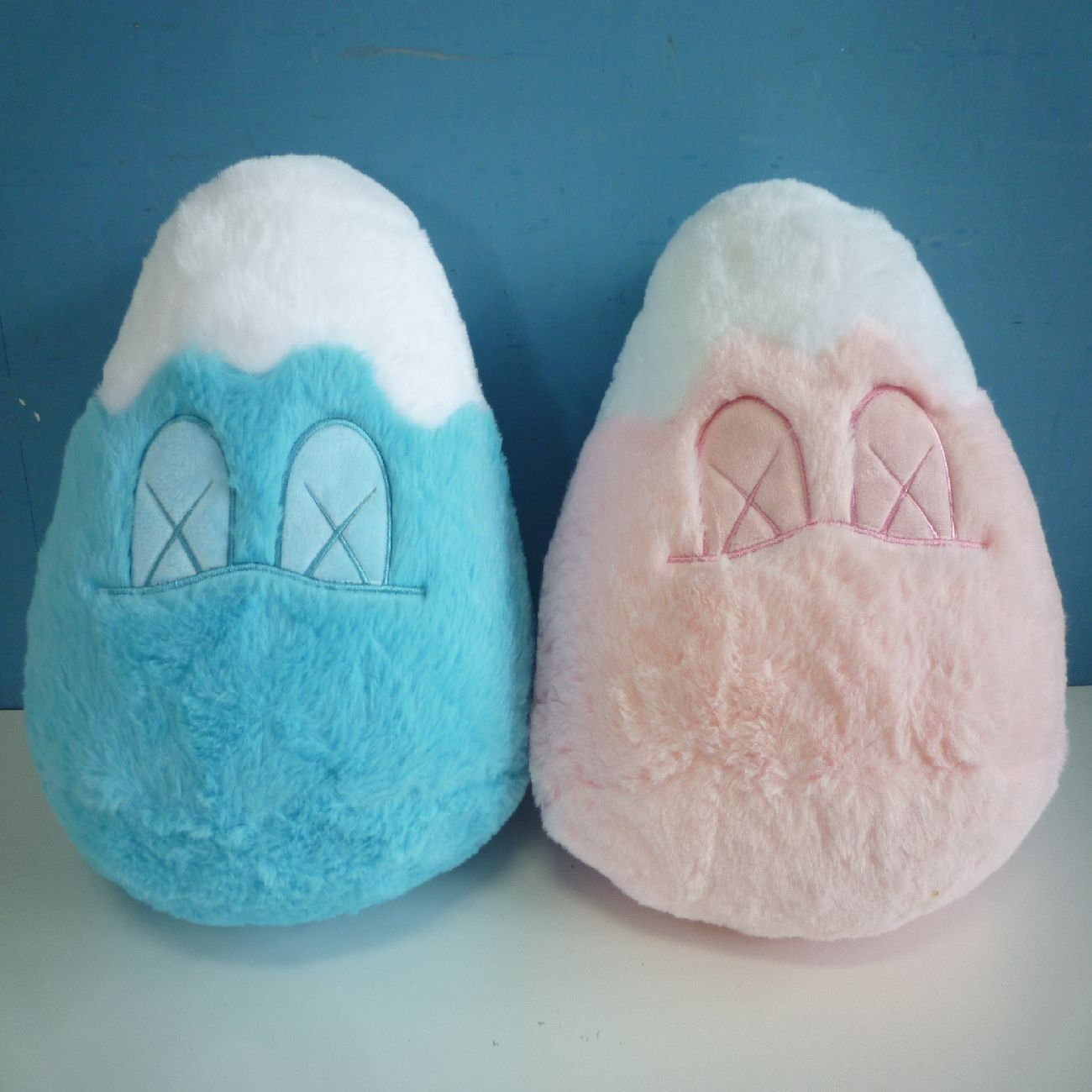 おもちゃ/ぬいぐるみKAWS HOLIDAY JAPAN 8インチ 富士山 PINK＆BLUE ピンク ブルー ぬいぐるみ タグ付き mt.fuji フィギュア  ぬいぐるみセット 青色 桃色