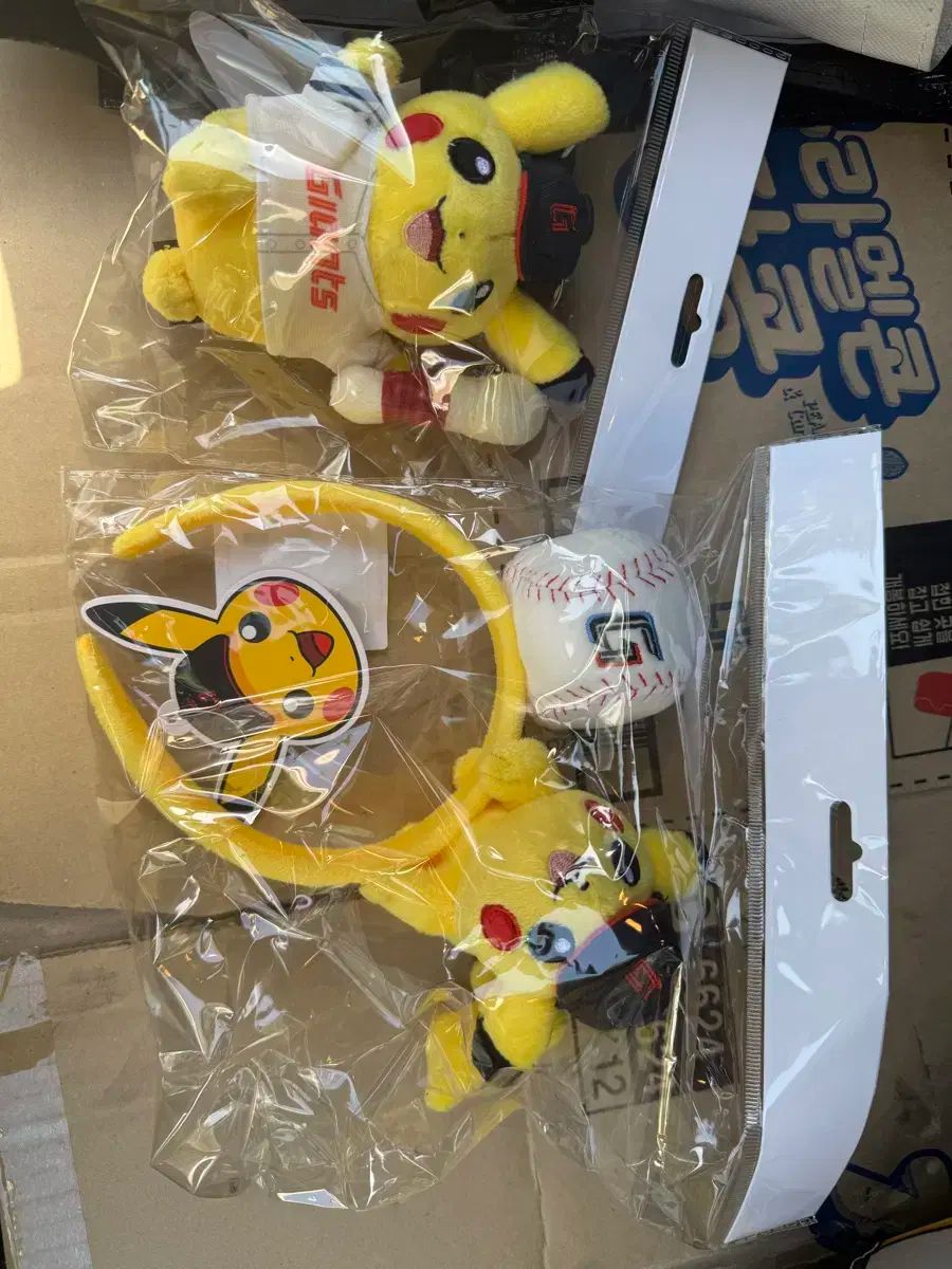 ロッテ ジャイアンツ ピカチュウ カチューシャ キーホルダー