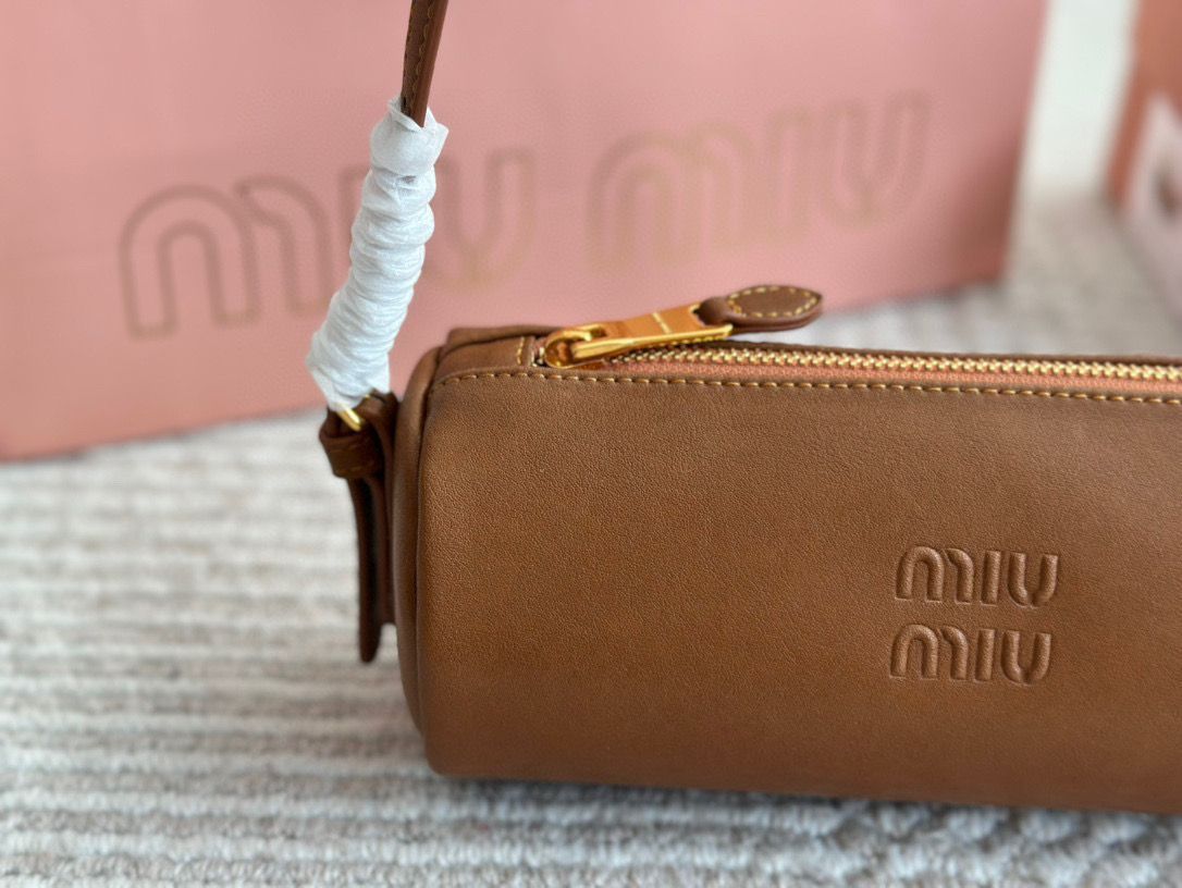 今日特価】miumiu ミニ円筒バッグ ヴィンテージナッパレザー