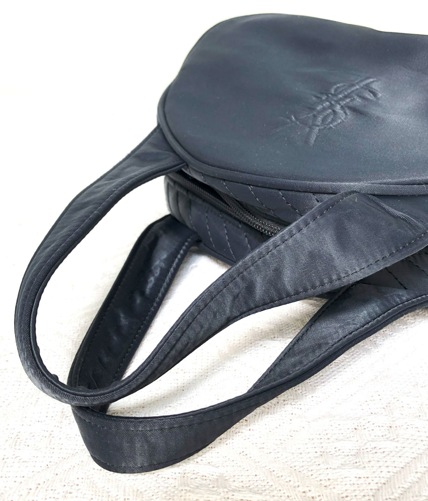 YvesSaintLaurent イヴサンローラン エンボスロゴ ハンドバッグ YVES SAINT LAURENT イヴサンローラン エンボスロゴ ナイロン