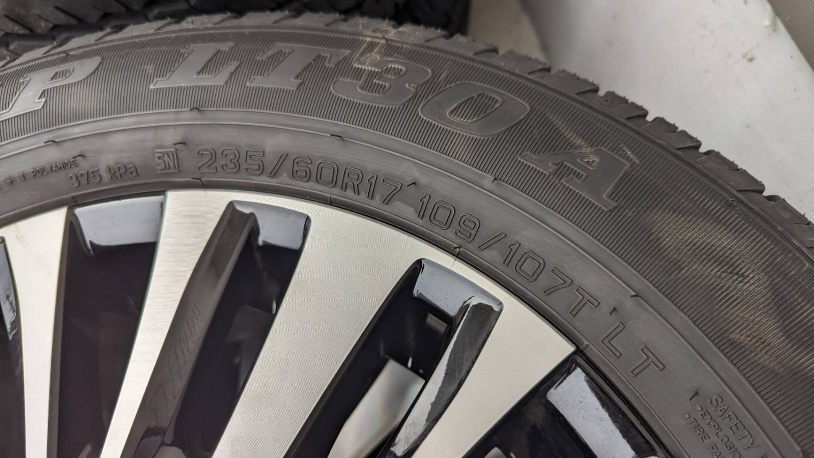 【タイヤホイール４本セット】トヨタグランエース　美品　 GRANACE 純正 ホイール 4本SET　17インチ PCD130 6穴 235/60R17