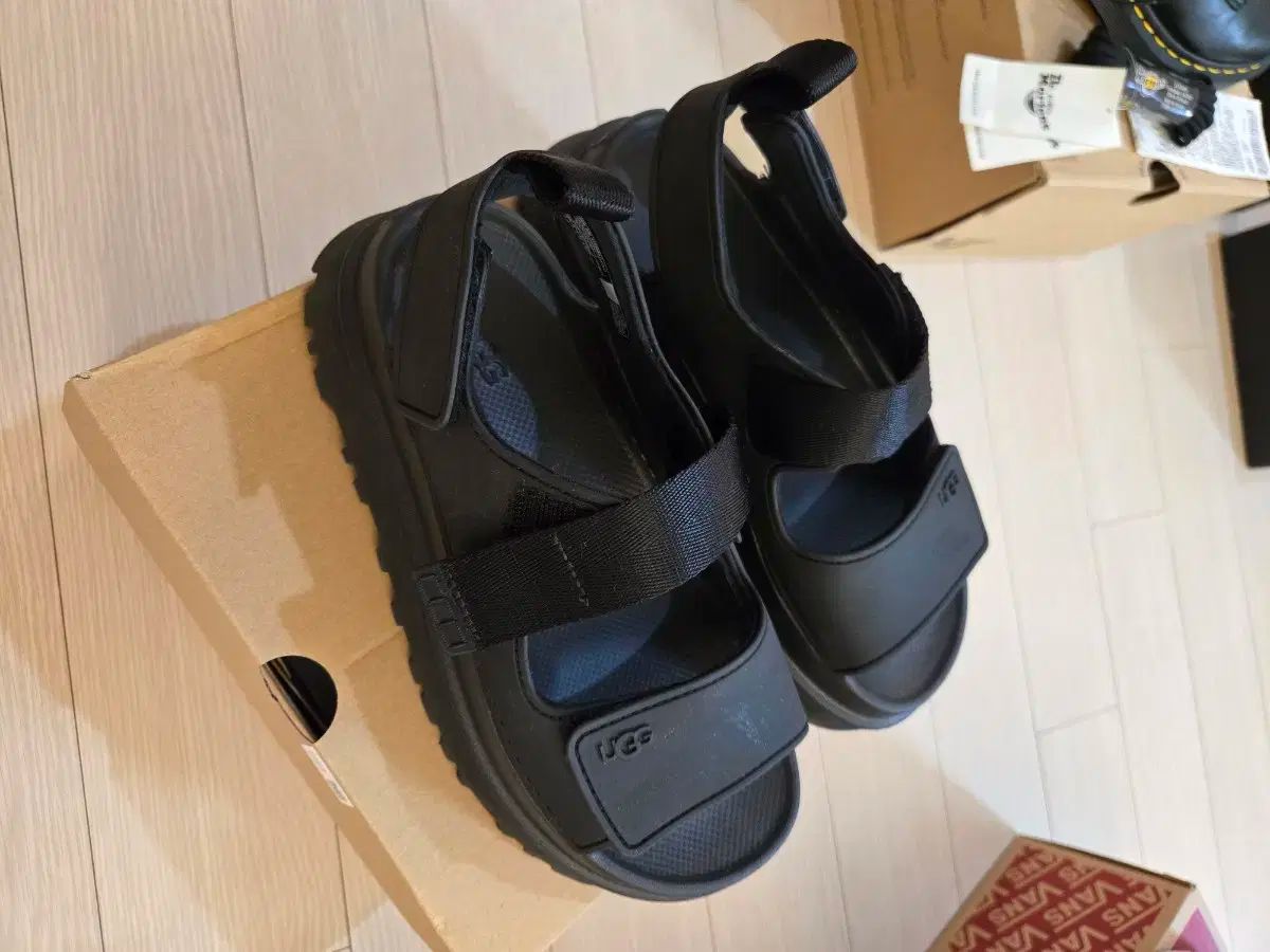 UGG アグ ゴールデングロー サンダル ー 230