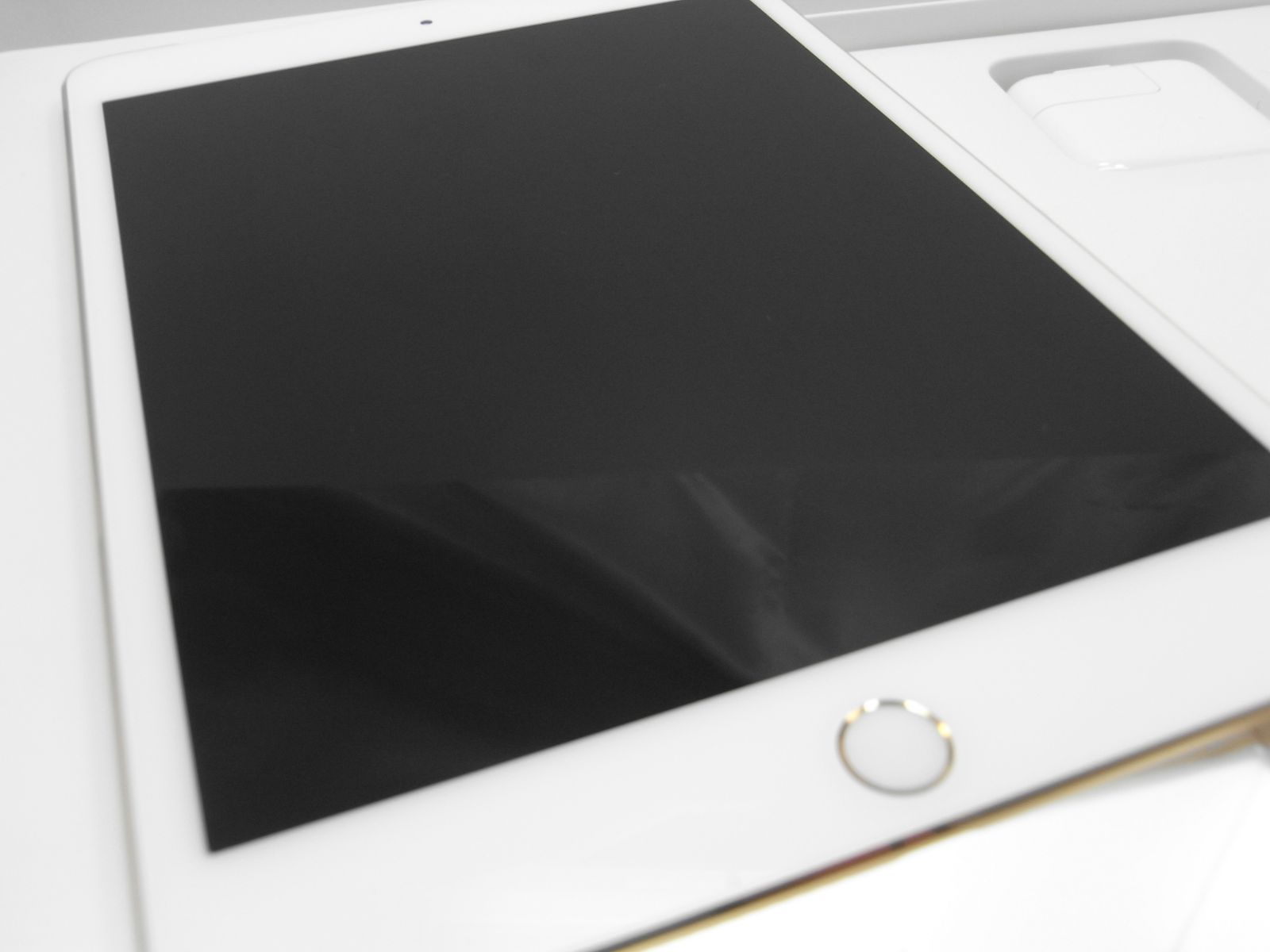 656【美品・制限○ 白ロム】 iPad mini4 16GB docomo シルバー /080 未