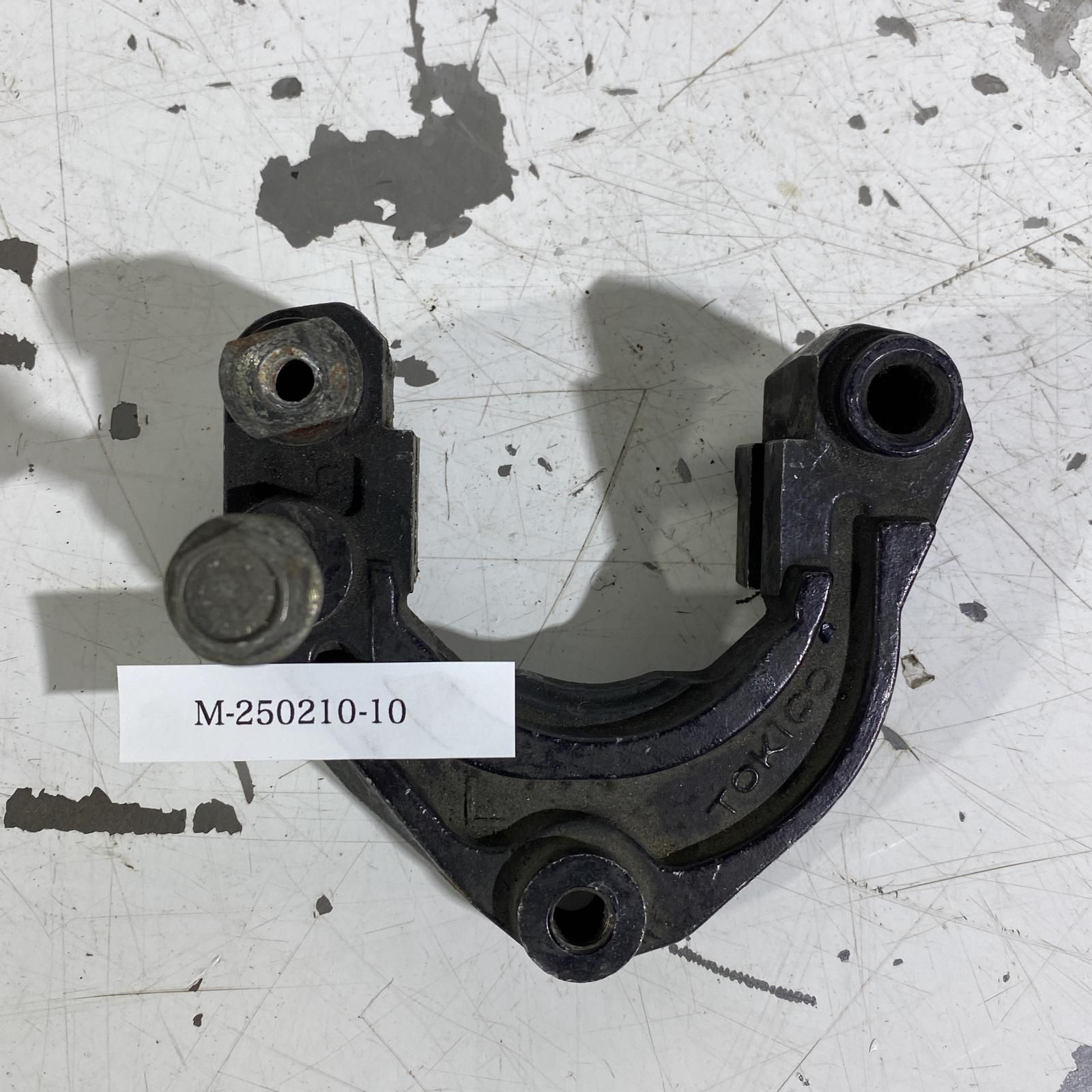 KAWASAKI Z400FX フロントキャリパーサポート 左 カワサキ フロント