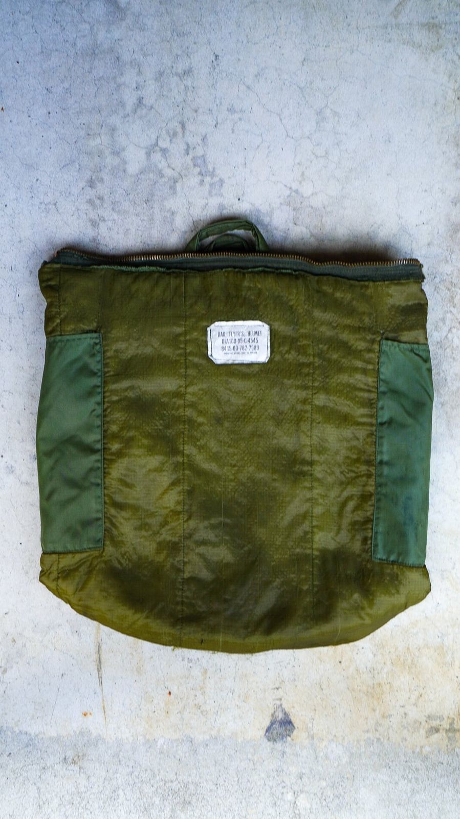 1985】米軍(アメリカ軍) ヘルメットバッグ ブラスジッパー 《US