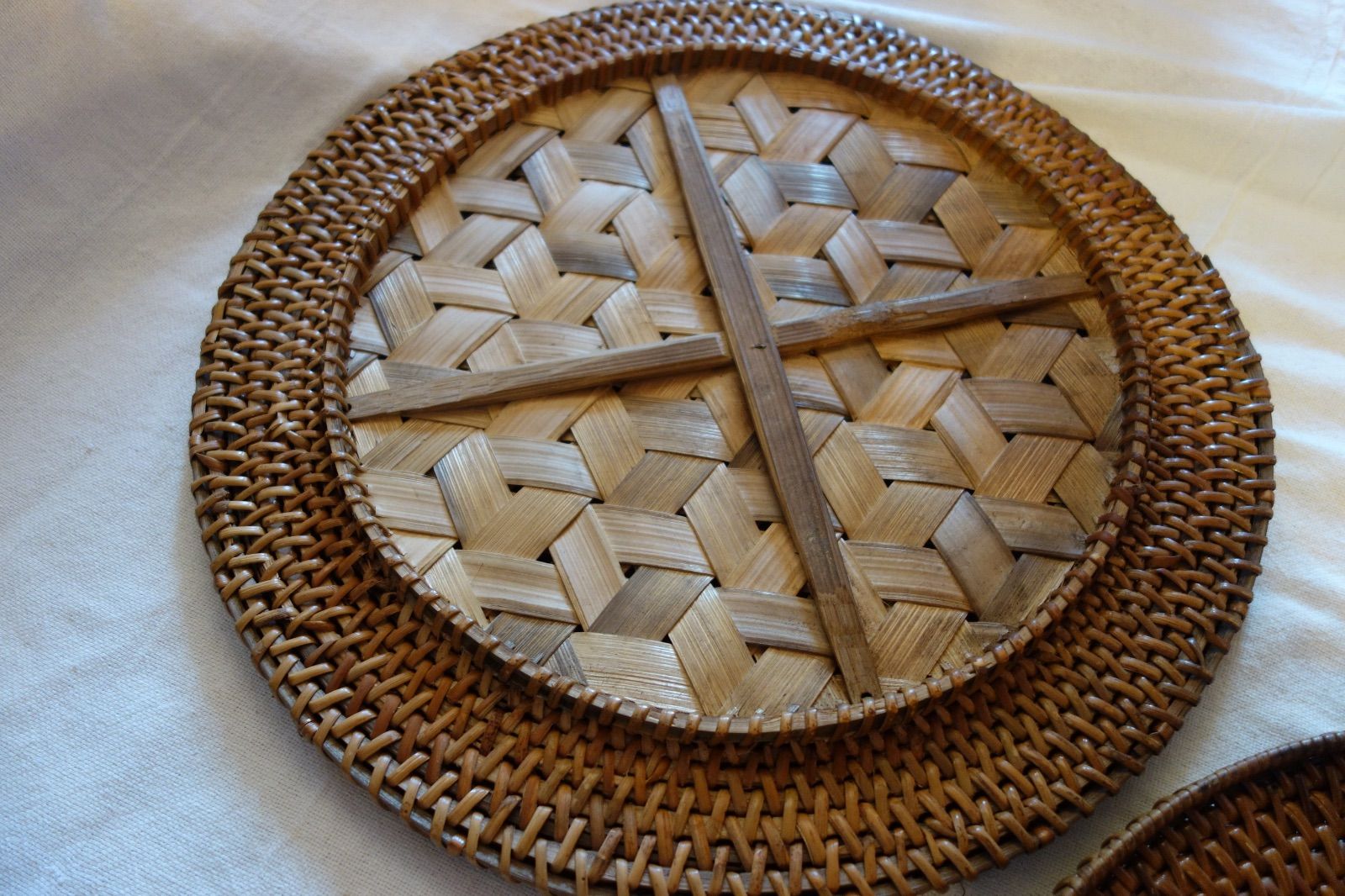 ベトナム少数民族の伝統ラタントレイ タイ族|ベトナム山岳民族|籐と竹のおぼん|カントークテーブル|ラタンテーブル|ベトナム手仕事 USTAUSTRALIA_COM_AU