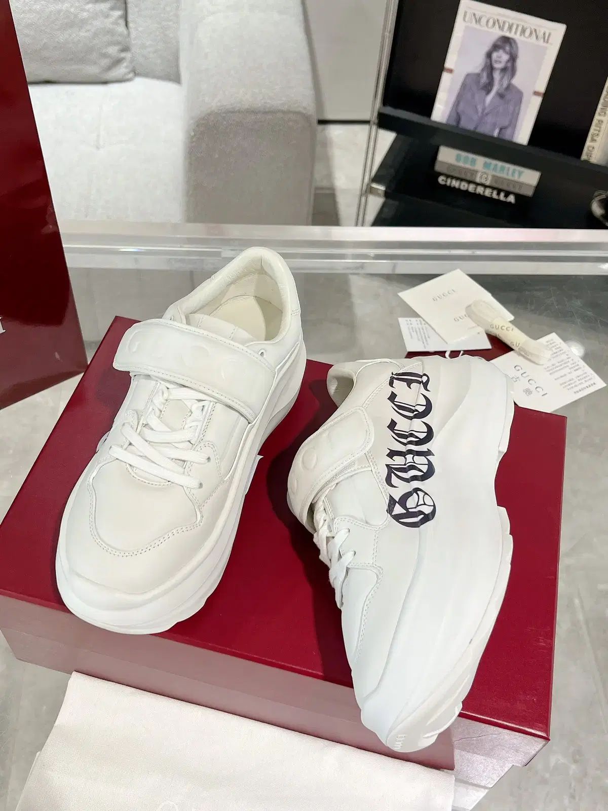 GUCCI(グッチ) レディース ロゴ 白 スニーカーズ GUCCI(グッチ) レディース ロゴ 白 スニーカーズ