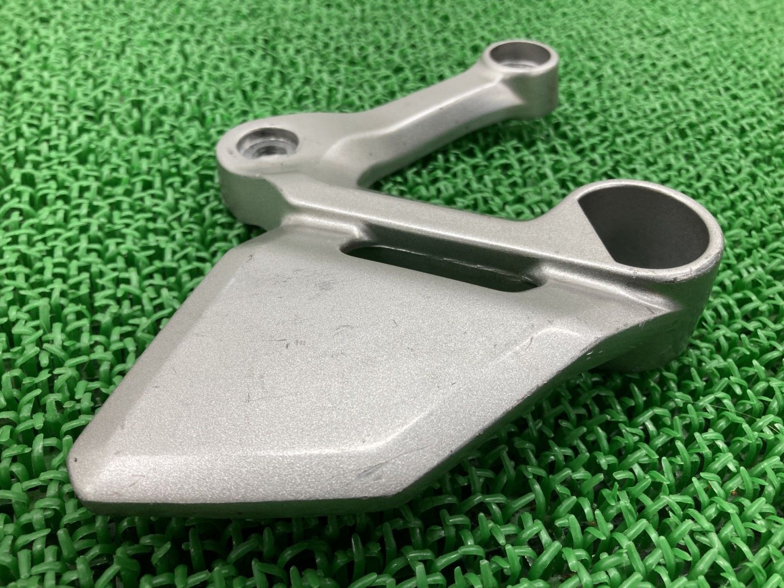 MT-09 ステップホルダー 左 1RC ヤマハ 純正 バイク 部品 RN34J XSR900 曲がり無し 品薄 希少品 車検 Genuine 【中古】 14