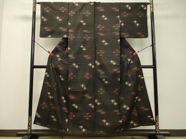 平和屋着物○国指定重要無形文化財 本場久米島紬 手織 正絹 逸品 未  