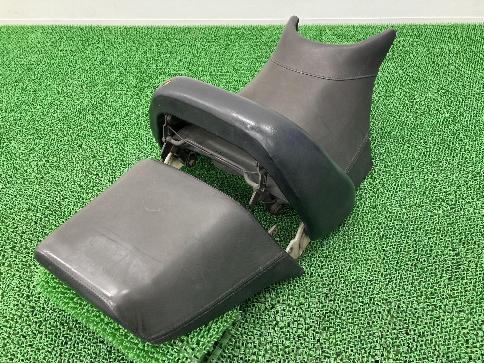 ヤマハ V-MAX1200 フロントメインシート (型番:1FK-24712-0) 美品 ヤマハ V-MAX1200 フロントメインシート (型番:1FK-24712-0) 美品