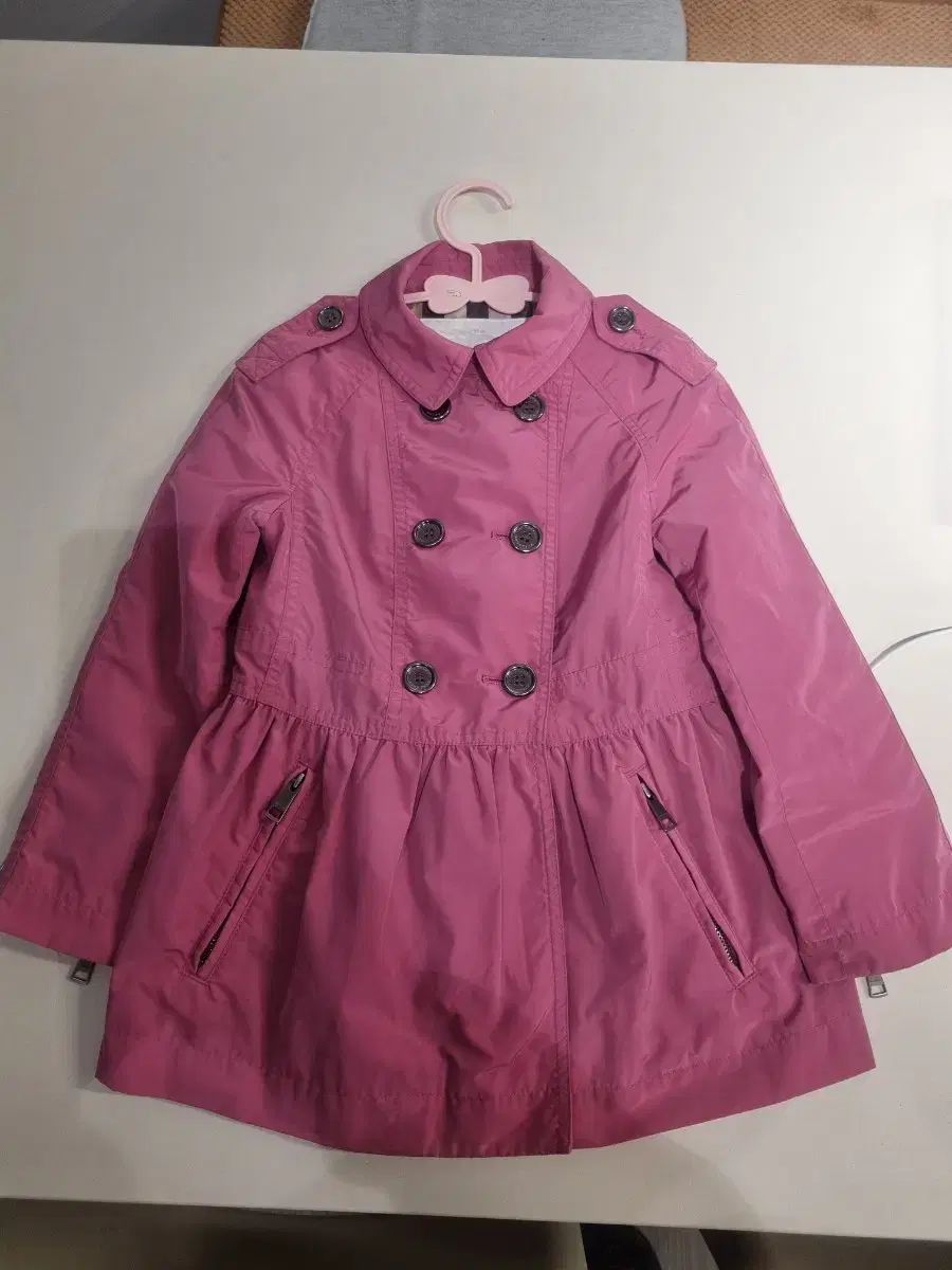 バーバリー キッズ ピンク トレンチ コート