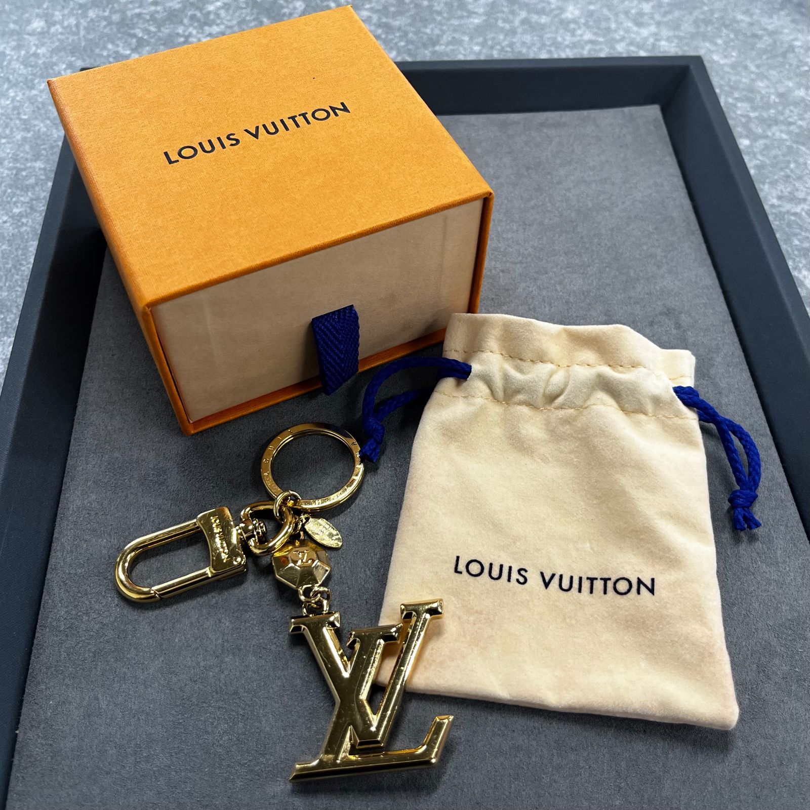 ◎J222 Louis Vuitton キーホルダー・LV ファセット 化粧箱 M65216
