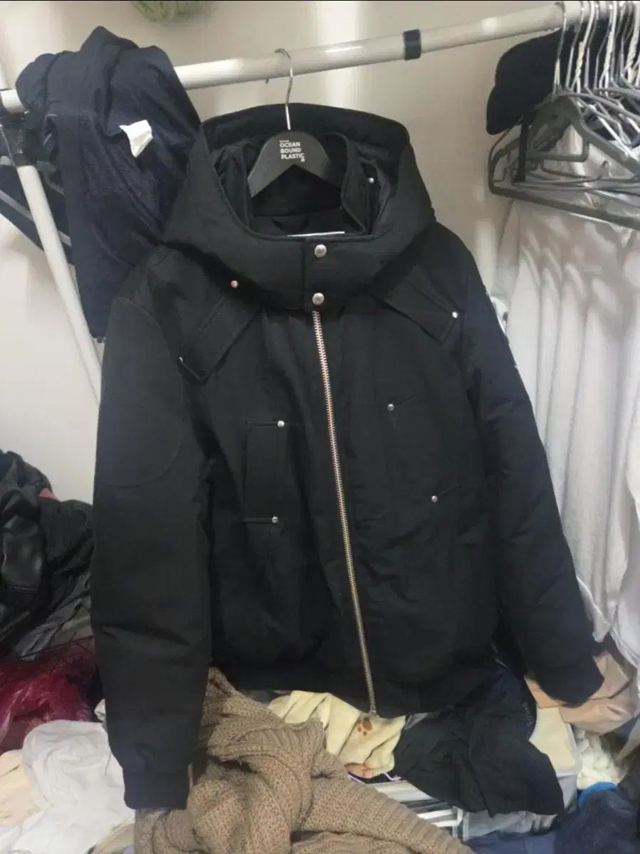 ☆韓国の人気☆【MOOSE KNUCKLES】☆ダウンジャケッ.ト☆BLACK☆ Moose Knuckles Dugald Black 2.0 Jacket – Puffer Reds