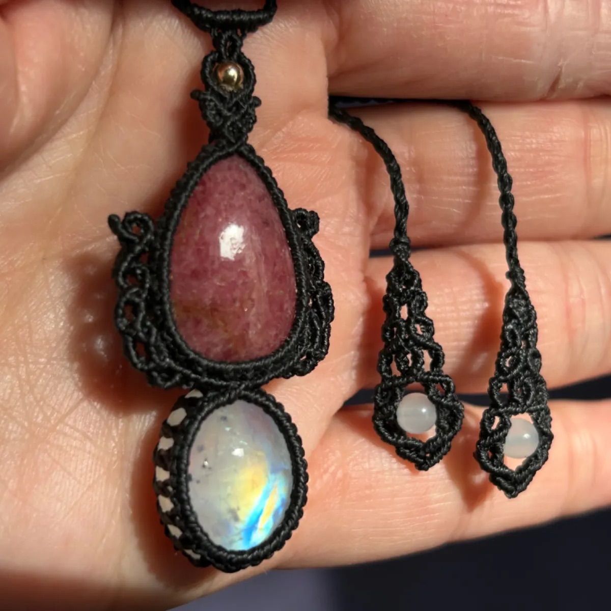 インカローズ・レインボームーンストーン・ガーネットのマクラメネックレス インカローズ・レインボームーンストーン・ガーネットのマクラメネックレス