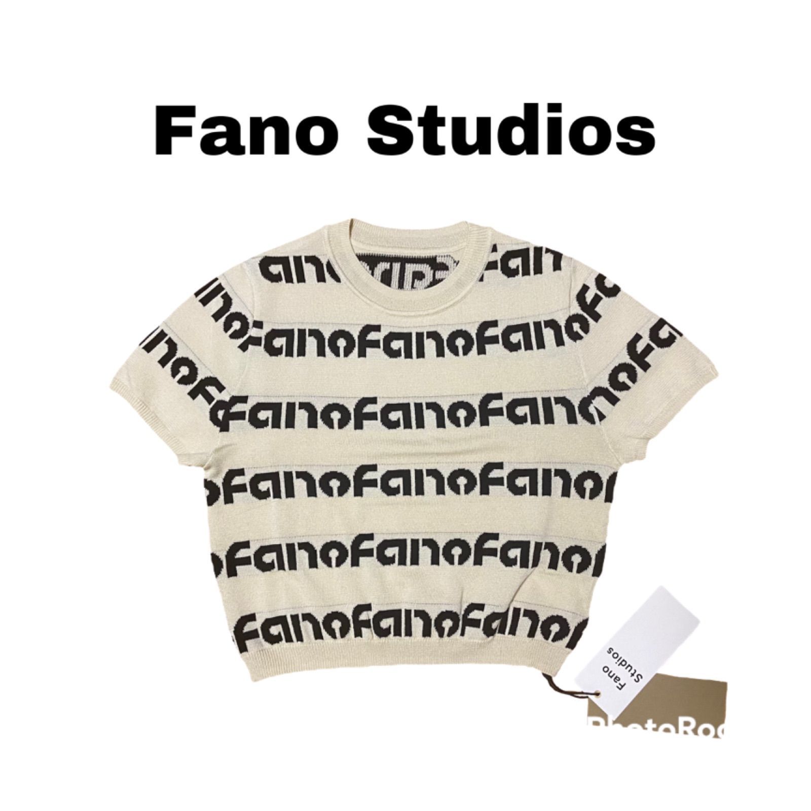 国内外の人気集結！ クロップドロゴニットtee Studios Fano Tシャツ