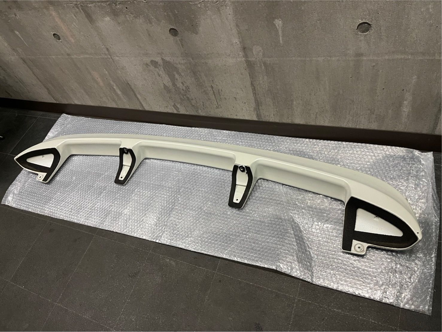 ☆送料込み ラスト1点☆デリカD5 リアスポイラー🪽 純正パールホワイト