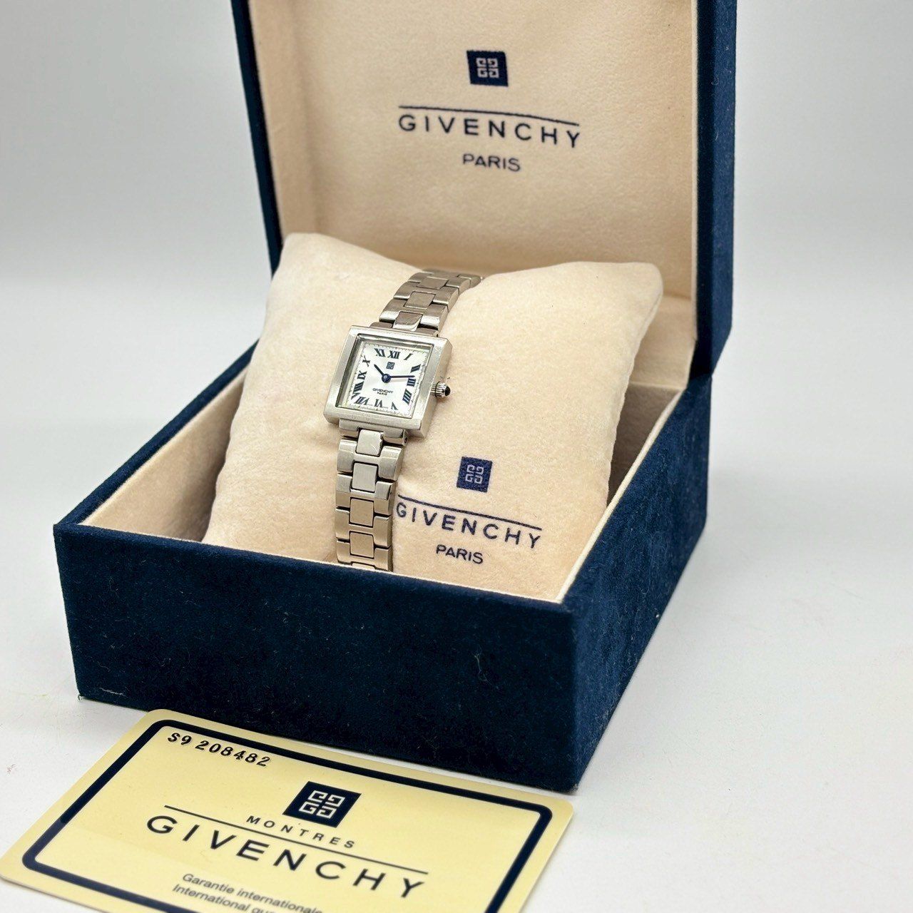 GIVENCHY ジバンシィの腕時計、箱と保証書付き 手元にモード品格】 GIVENCHY ジバンシィ 腕時計 スクエア