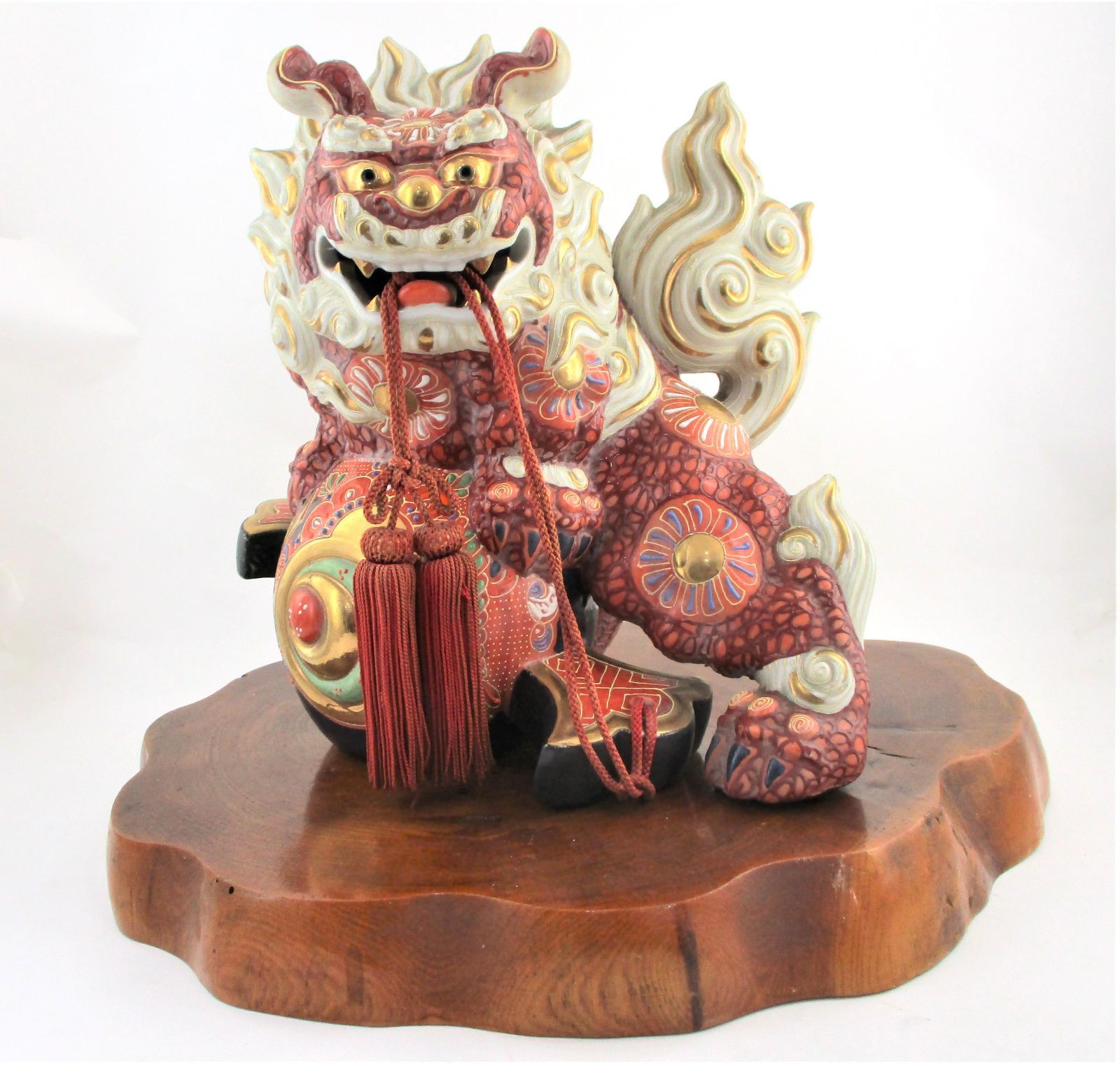 九谷焼　狛犬　獅子　打出の小槌　金運　魔除け　風水　台座付き ◇九谷焼 金彩 打ち出の小槌乗り獅子 狛犬 置物 魔除け 縁起物